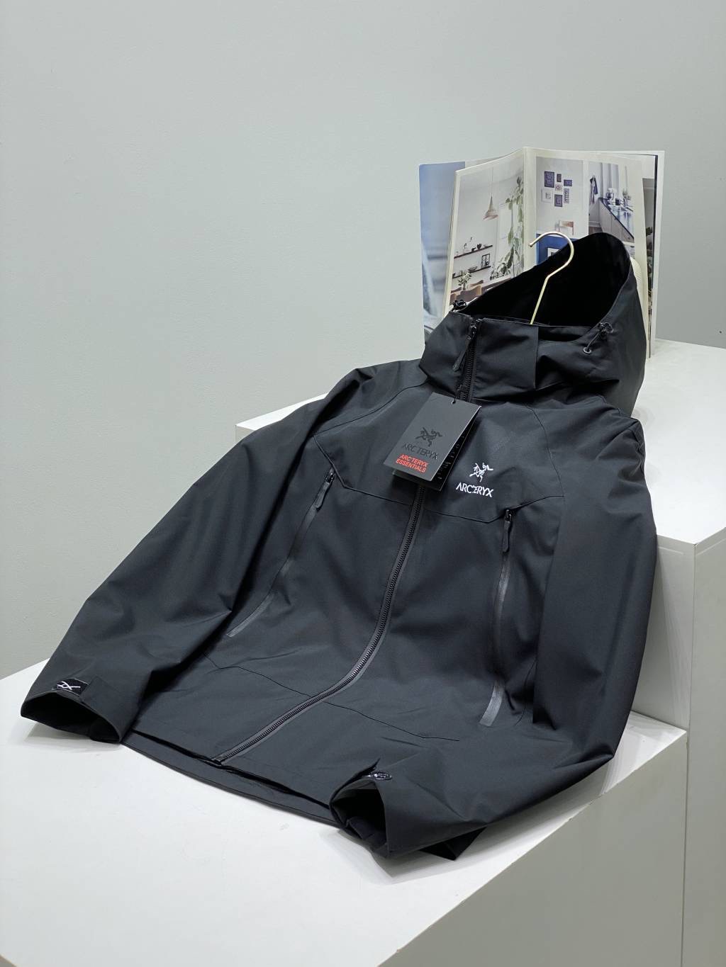 💰194
2025六色齐发 爆款来袭

ARC’TERYX25年秋季始祖鸟连帽休闲外套男女情侣款户外冲锋衣

都市机能防风弹A9984力工装外套，采用双层编织可防水、透气、四面弹科技面料，让您在运动中获得舒适感，面料具备轻量化、微弹力、防泼水、出色透气性等特点，非常适合日常城市通勤
内里采用高级户外透气网眼面料，整体平顺性很好 且具备透气性，版型方面，衣服采用真正的3D立体裁剪设计，版型非常出色，立体裁剪的多裁片设计，让衣身更加贴合身材，真正做到有型不紧绷 不臃肿，撞色拼接的设计，更加青春，活力，推荐入手

颜色：黑色 ，咖啡色，灰白色，米卡其，绿色，冰川兰
尺码：M-4XL






