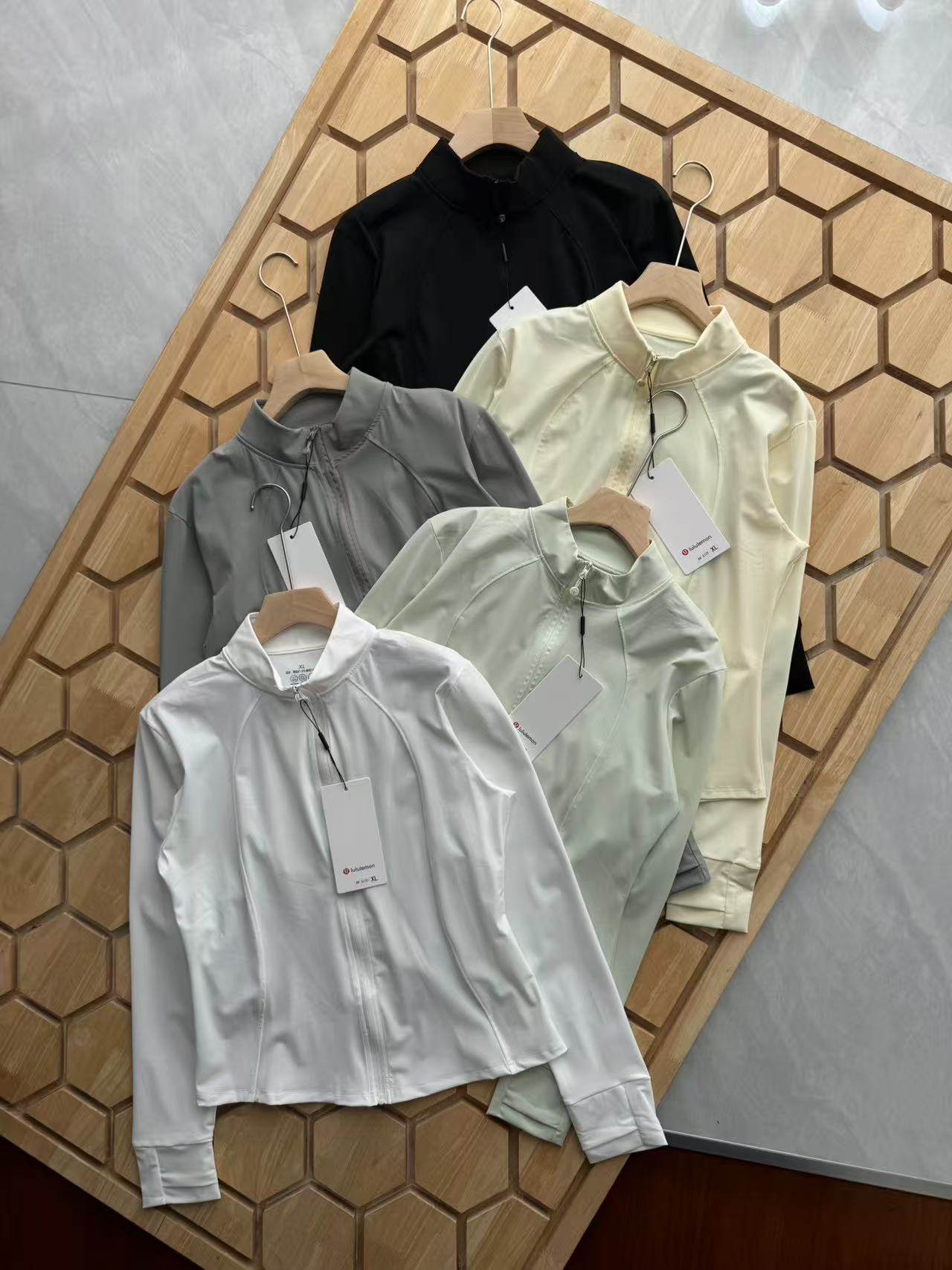 💰105lululemon/露露25夏季新品女士修身运动立领外套冰丝凉感皮肤衣防晒衣

官网门店同步，掌柜炒鸡推荐，客💰面料，冰感修身防晒衣，面料手感细腻清爽透气，触感冰凉弹力快干，多波段阻隔99.9%紫外线，有效阻挡太阳光直射皮肤，吸湿排汗upf30o+，女生全天候户外运动打球跑步，日常旅行出游等 必备款，代工厂出品细节做工出众 轻量舒适，上身效果贼好看，修身显身材，喜欢的一定要入手，入手不后悔！

颜色：黑色，白色，灰色，淡黄色，薄荷绿
尺码：M-XL