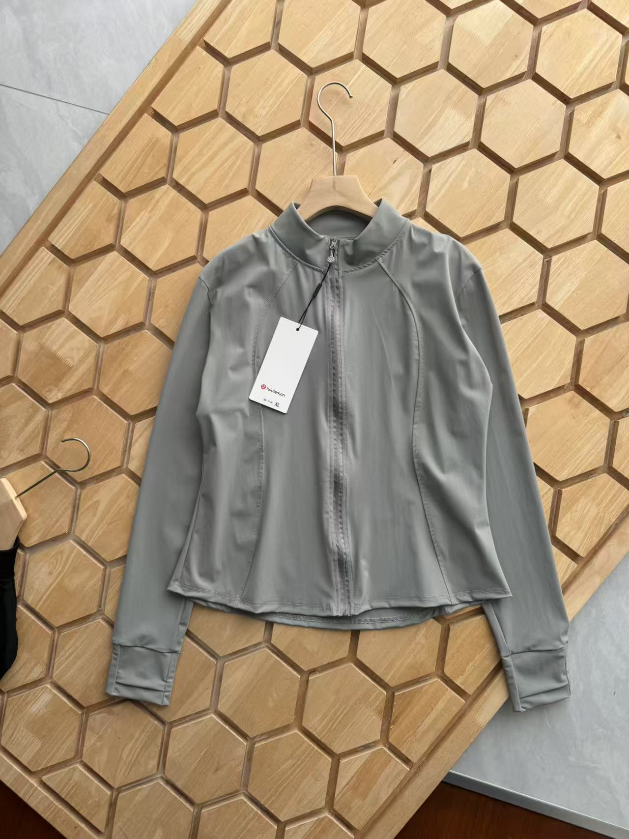 💰105lululemon/露露25夏季新品女士修身运动立领外套冰丝凉感皮肤衣防晒衣

官网门店同步，掌柜炒鸡推荐，客💰面料，冰感修身防晒衣，面料手感细腻清爽透气，触感冰凉弹力快干，多波段阻隔99.9%紫外线，有效阻挡太阳光直射皮肤，吸湿排汗upf30o+，女生全天候户外运动打球跑步，日常旅行出游等 必备款，代工厂出品细节做工出众 轻量舒适，上身效果贼好看，修身显身材，喜欢的一定要入手，入手不后悔！

颜色：黑色，白色，灰色，淡黄色，薄荷绿
尺码：M-XL