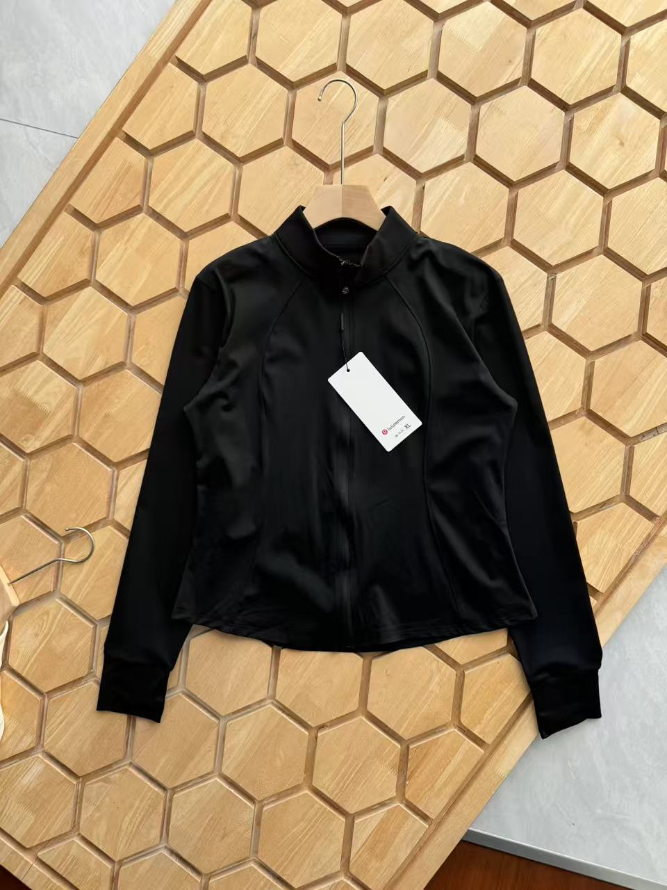 💰105lululemon/露露25夏季新品女士修身运动立领外套冰丝凉感皮肤衣防晒衣

官网门店同步，掌柜炒鸡推荐，客💰面料，冰感修身防晒衣，面料手感细腻清爽透气，触感冰凉弹力快干，多波段阻隔99.9%紫外线，有效阻挡太阳光直射皮肤，吸湿排汗upf30o+，女生全天候户外运动打球跑步，日常旅行出游等 必备款，代工厂出品细节做工出众 轻量舒适，上身效果贼好看，修身显身材，喜欢的一定要入手，入手不后悔！

颜色：黑色，白色，灰色，淡黄色，薄荷绿
尺码：M-XL