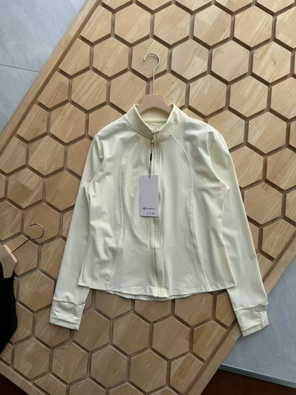 💰105lululemon/露露25夏季新品女士修身运动立领外套冰丝凉感皮肤衣防晒衣

官网门店同步，掌柜炒鸡推荐，客💰面料，冰感修身防晒衣，面料手感细腻清爽透气，触感冰凉弹力快干，多波段阻隔99.9%紫外线，有效阻挡太阳光直射皮肤，吸湿排汗upf30o+，女生全天候户外运动打球跑步，日常旅行出游等 必备款，代工厂出品细节做工出众 轻量舒适，上身效果贼好看，修身显身材，喜欢的一定要入手，入手不后悔！

颜色：黑色，白色，灰色，淡黄色，薄荷绿
尺码：M-XL