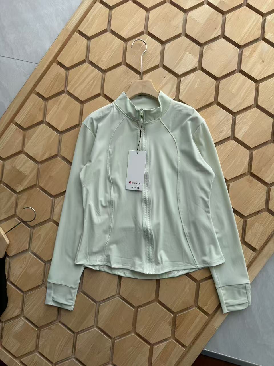 💰105lululemon/露露25夏季新品女士修身运动立领外套冰丝凉感皮肤衣防晒衣

官网门店同步，掌柜炒鸡推荐，客💰面料，冰感修身防晒衣，面料手感细腻清爽透气，触感冰凉弹力快干，多波段阻隔99.9%紫外线，有效阻挡太阳光直射皮肤，吸湿排汗upf30o+，女生全天候户外运动打球跑步，日常旅行出游等 必备款，代工厂出品细节做工出众 轻量舒适，上身效果贼好看，修身显身材，喜欢的一定要入手，入手不后悔！

颜色：黑色，白色，灰色，淡黄色，薄荷绿
尺码：M-XL