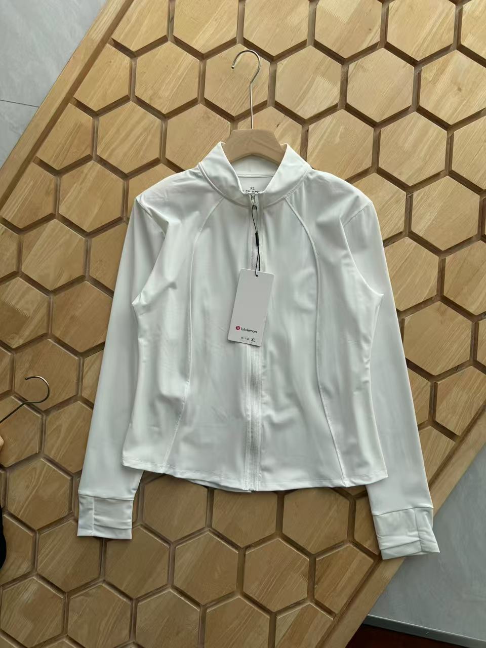 💰105lululemon/露露25夏季新品女士修身运动立领外套冰丝凉感皮肤衣防晒衣

官网门店同步，掌柜炒鸡推荐，客💰面料，冰感修身防晒衣，面料手感细腻清爽透气，触感冰凉弹力快干，多波段阻隔99.9%紫外线，有效阻挡太阳光直射皮肤，吸湿排汗upf30o+，女生全天候户外运动打球跑步，日常旅行出游等 必备款，代工厂出品细节做工出众 轻量舒适，上身效果贼好看，修身显身材，喜欢的一定要入手，入手不后悔！

颜色：黑色，白色，灰色，淡黄色，薄荷绿
尺码：M-XL