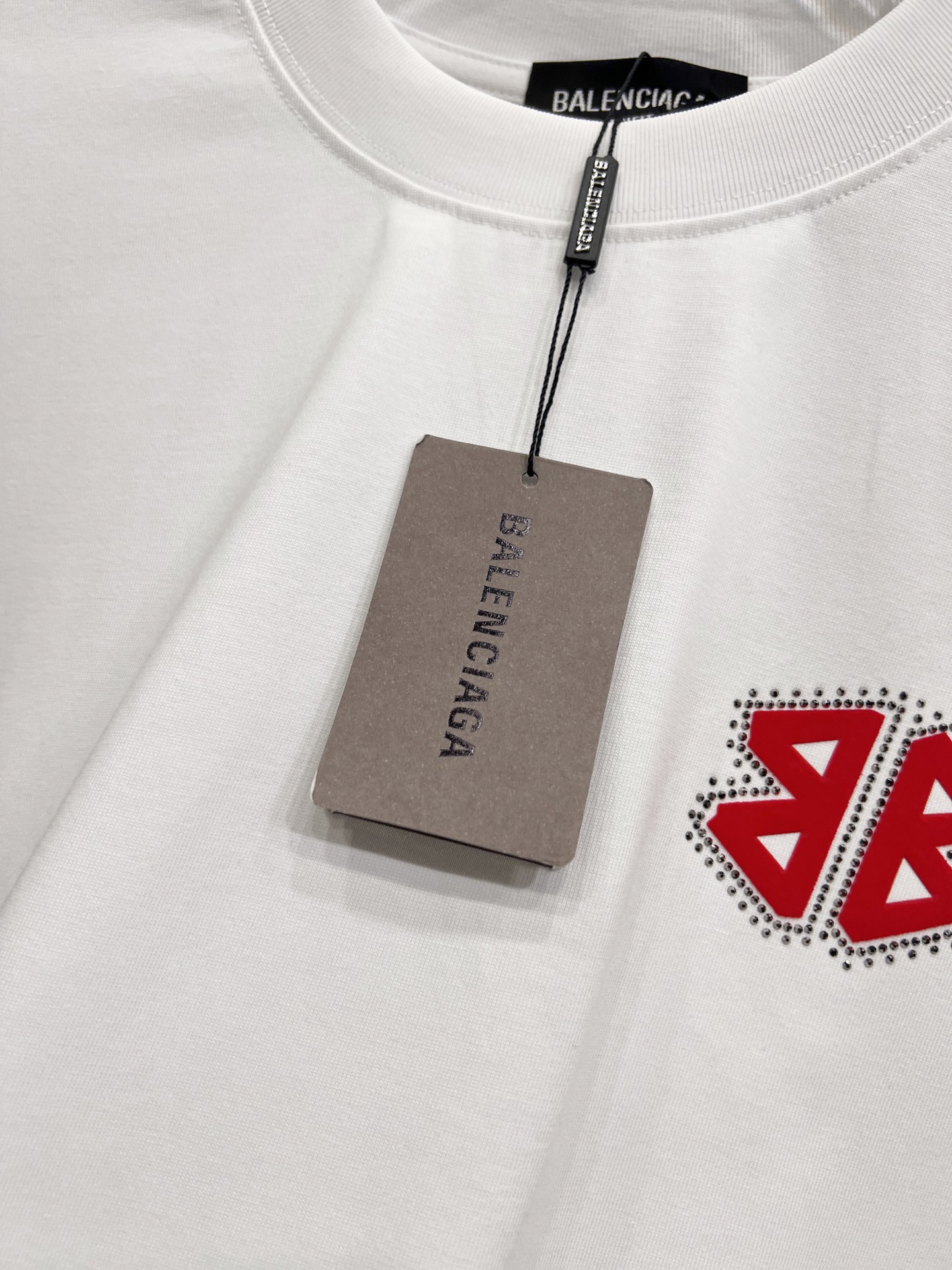 Balenciaga BAL 巴黎世家 2025秋冬新款 短袖T恤 logo印花+烫钻工艺 宽松版 S M L XL XXL 五个码 颜色：黑色 白色 安哥拉红