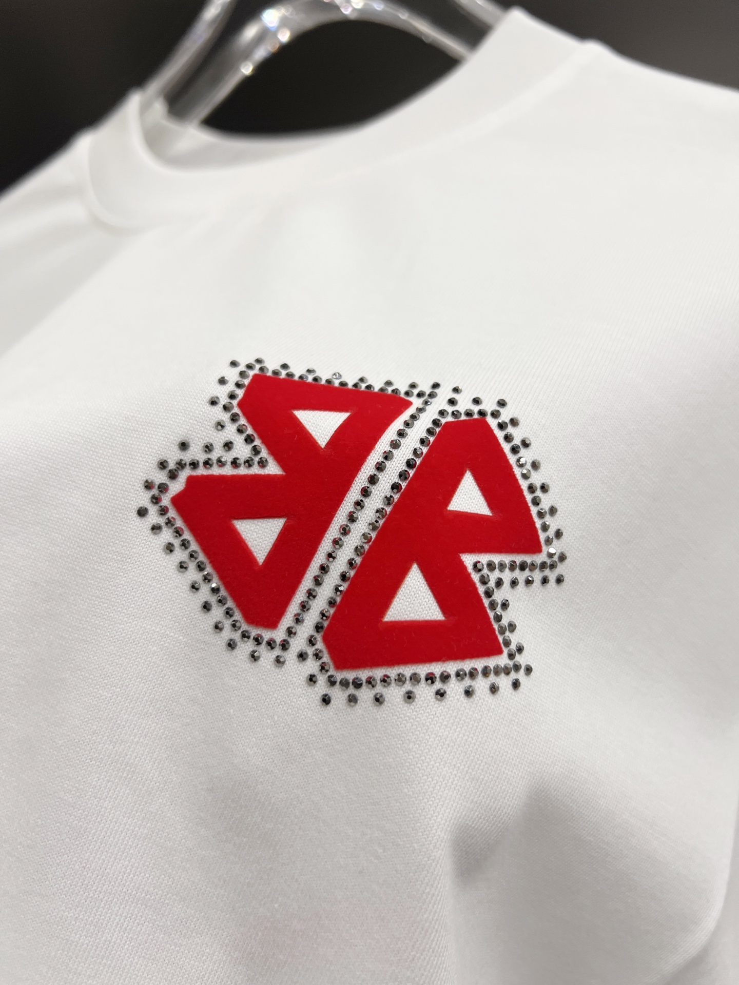 Balenciaga BAL 巴黎世家 2025秋冬新款 短袖T恤 logo印花+烫钻工艺 宽松版 S M L XL XXL 五个码 颜色：黑色 白色 安哥拉红