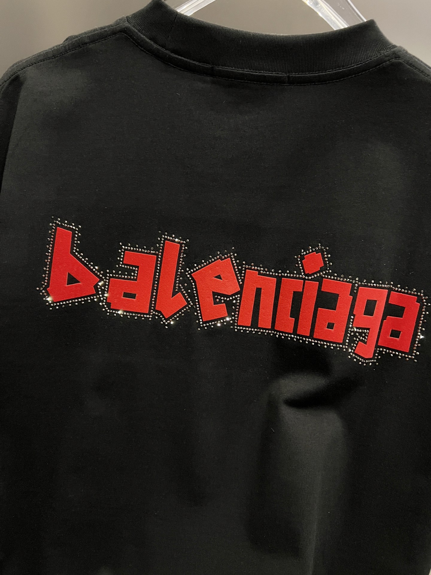 Balenciaga BAL 巴黎世家 2025秋冬新款 短袖T恤 logo印花+烫钻工艺 宽松版 S M L XL XXL 五个码 颜色：黑色 白色 安哥拉红