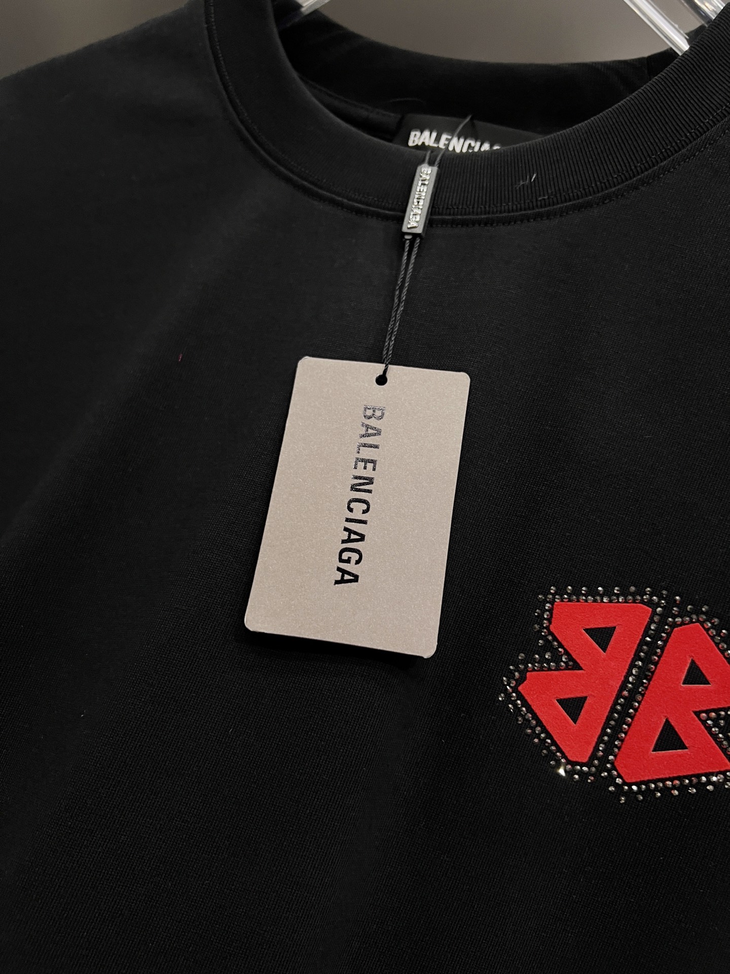 Balenciaga BAL 巴黎世家 2025秋冬新款 短袖T恤 logo印花+烫钻工艺 宽松版 S M L XL XXL 五个码 颜色：黑色 白色 安哥拉红
