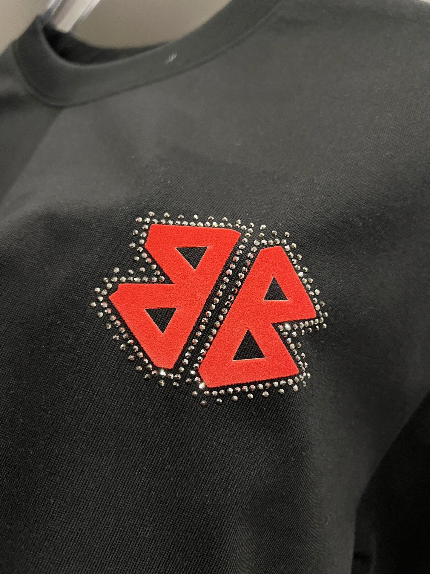 Balenciaga BAL 巴黎世家 2025秋冬新款 短袖T恤 logo印花+烫钻工艺 宽松版 S M L XL XXL 五个码 颜色：黑色 白色 安哥拉红