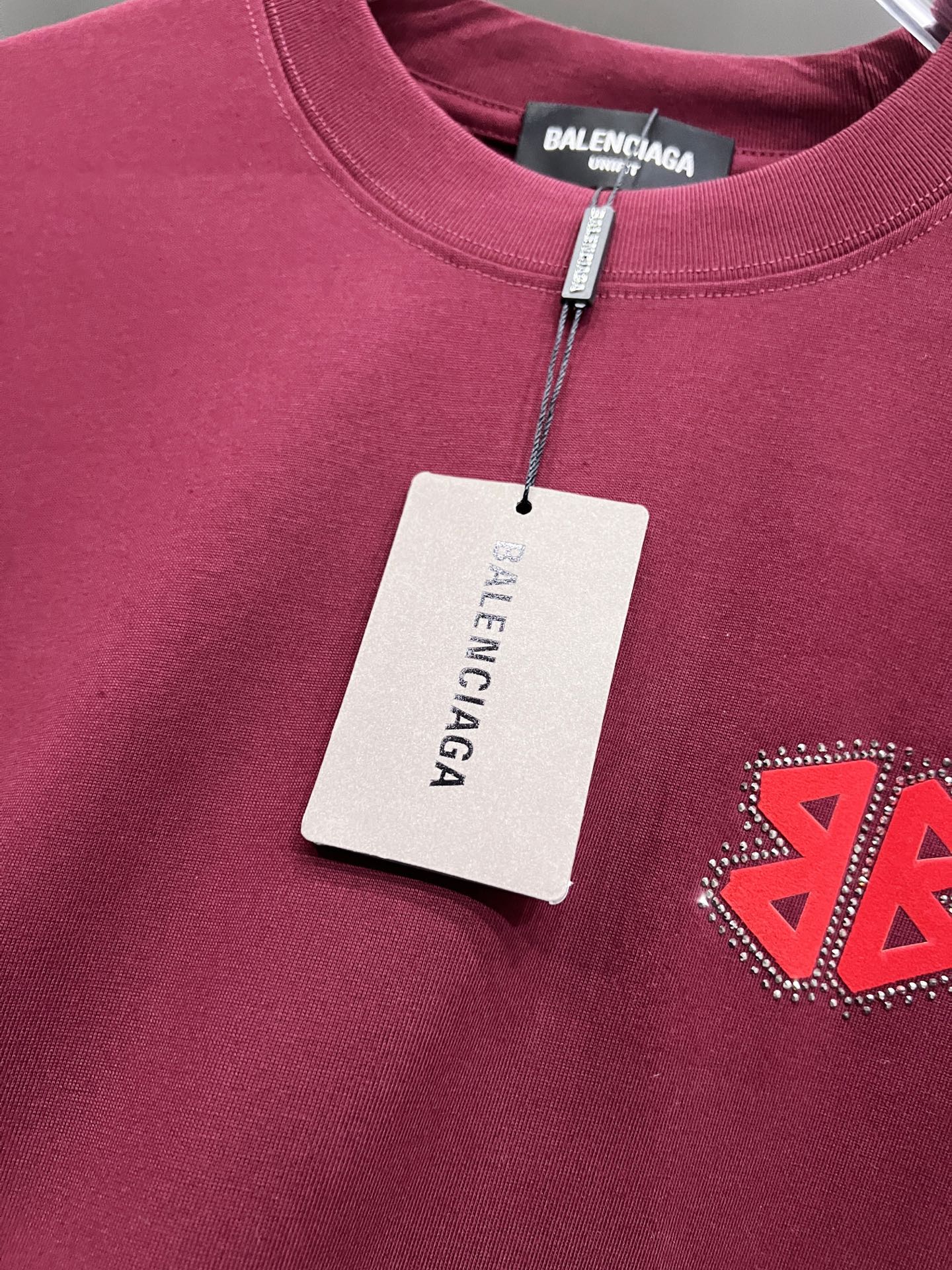 Balenciaga BAL 巴黎世家 2025秋冬新款 短袖T恤 logo印花+烫钻工艺 宽松版 S M L XL XXL 五个码 颜色：黑色 白色 安哥拉红