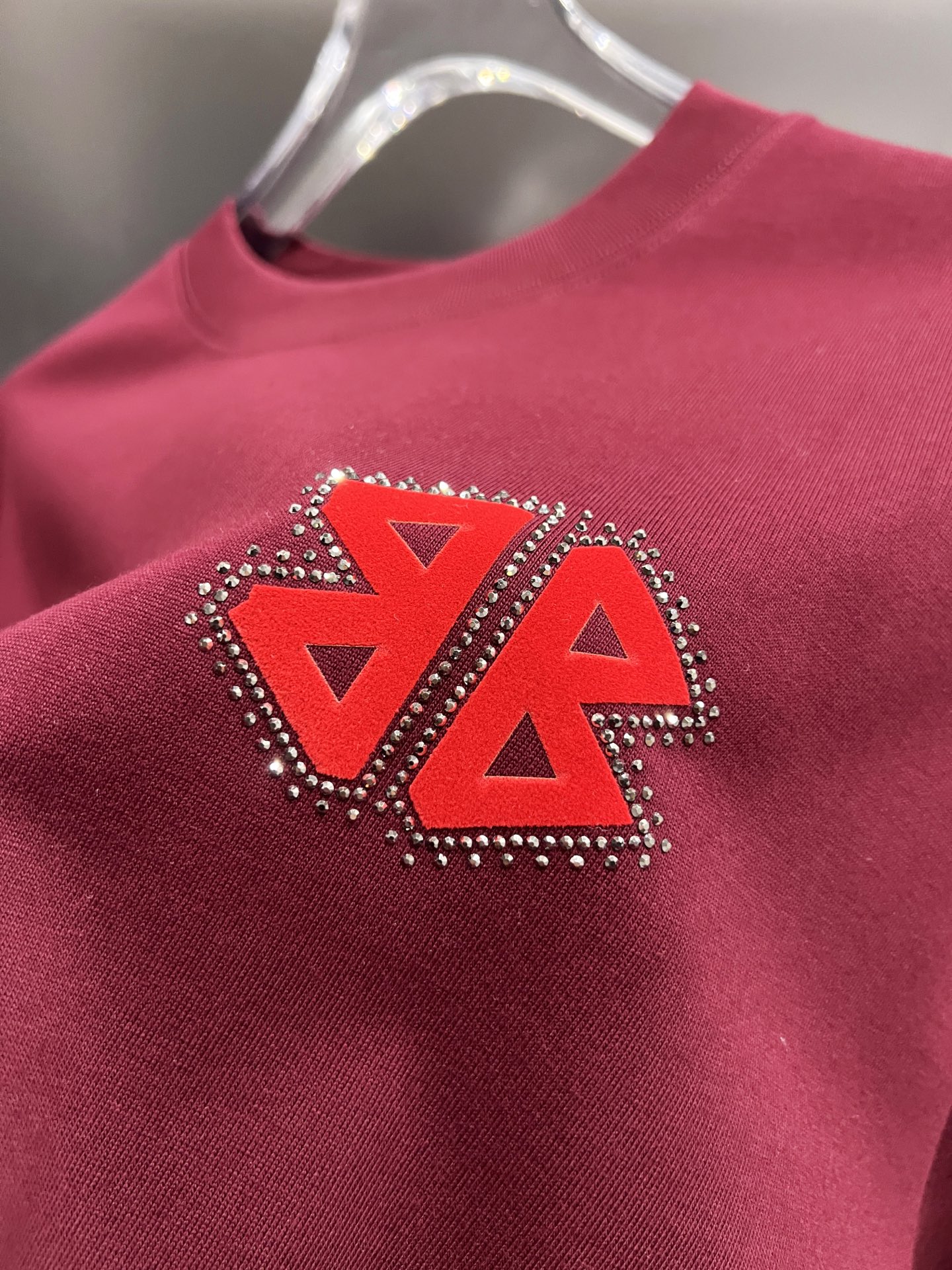 Balenciaga BAL 巴黎世家 2025秋冬新款 短袖T恤 logo印花+烫钻工艺 宽松版 S M L XL XXL 五个码 颜色：黑色 白色 安哥拉红