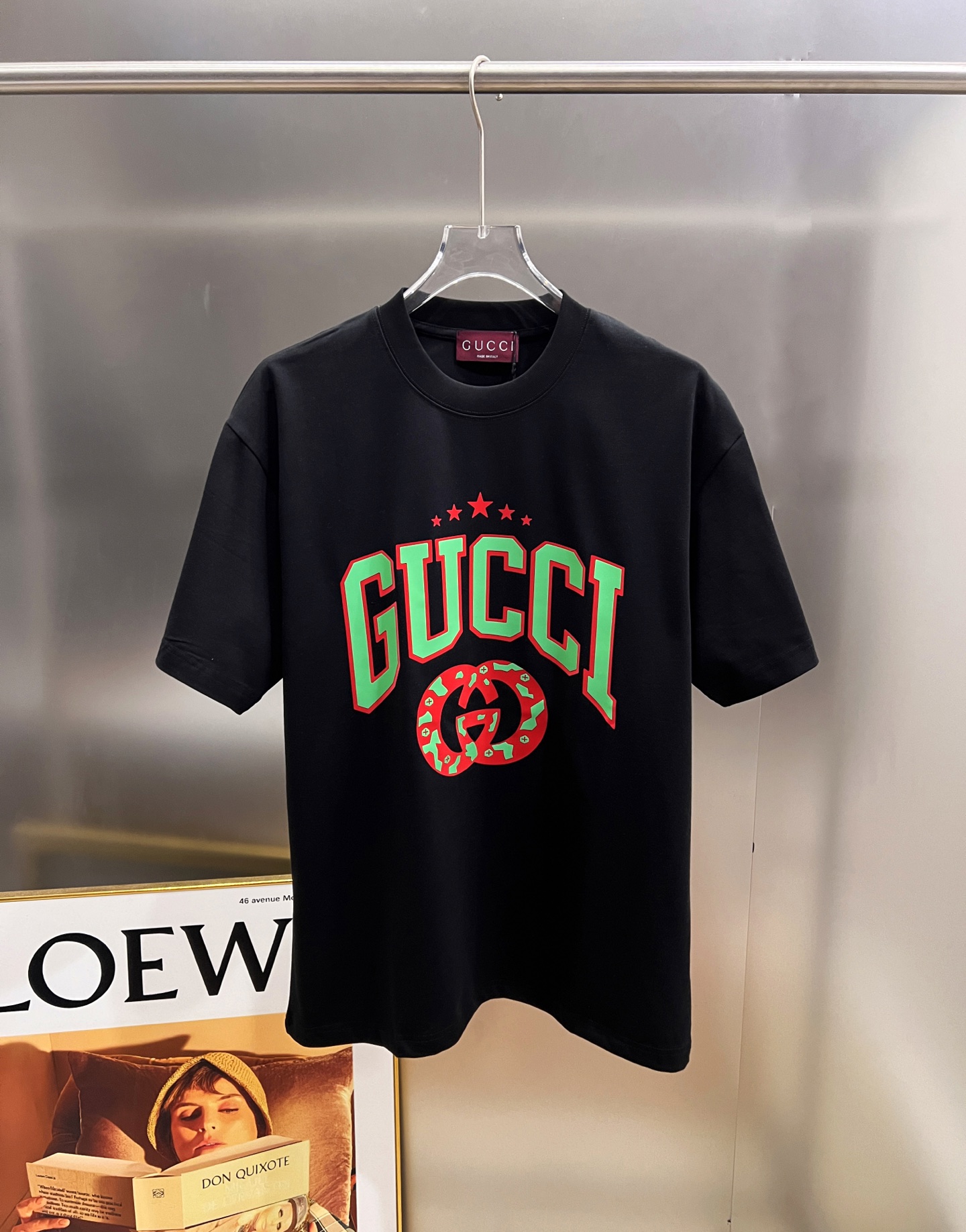 P145


 Gu* 古驰*2026春夏新款 短袖T恤 新款logo发泡印花工艺 短袖T恤 高端版本！专柜定制面料 透气舒适度高，实物很棒🔥男女同款宽松版 尺码S M L XL XXL 五个码  黑色  白色