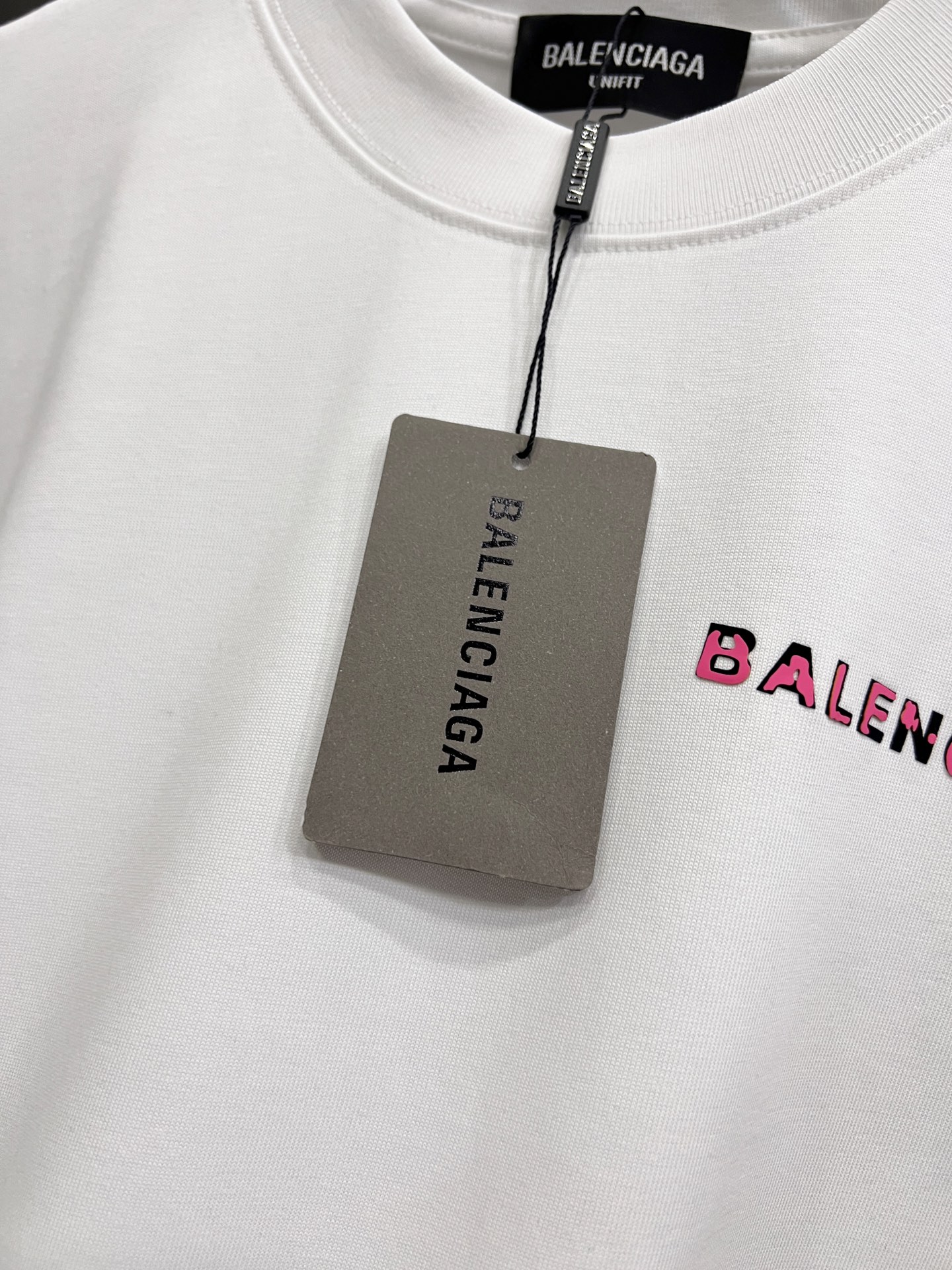 Balenciaga BAL 巴黎世家 2026春夏新款 圆领短袖t恤 字母发泡工艺+植绒印花 宽松版 S M L XL XXL 五个码 颜色：黑色 白色