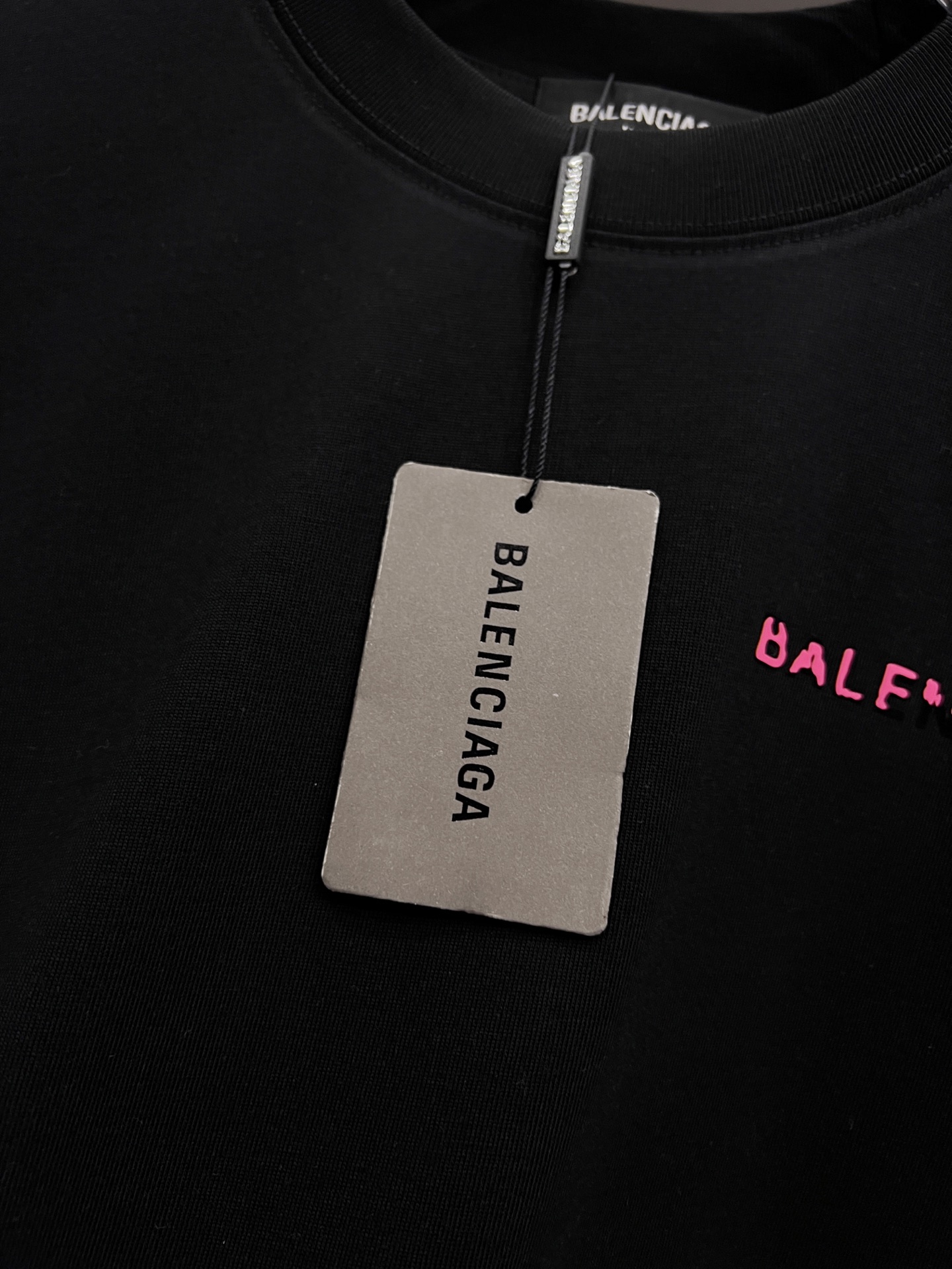 Balenciaga BAL 巴黎世家 2026春夏新款 圆领短袖t恤 字母发泡工艺+植绒印花 宽松版 S M L XL XXL 五个码 颜色：黑色 白色