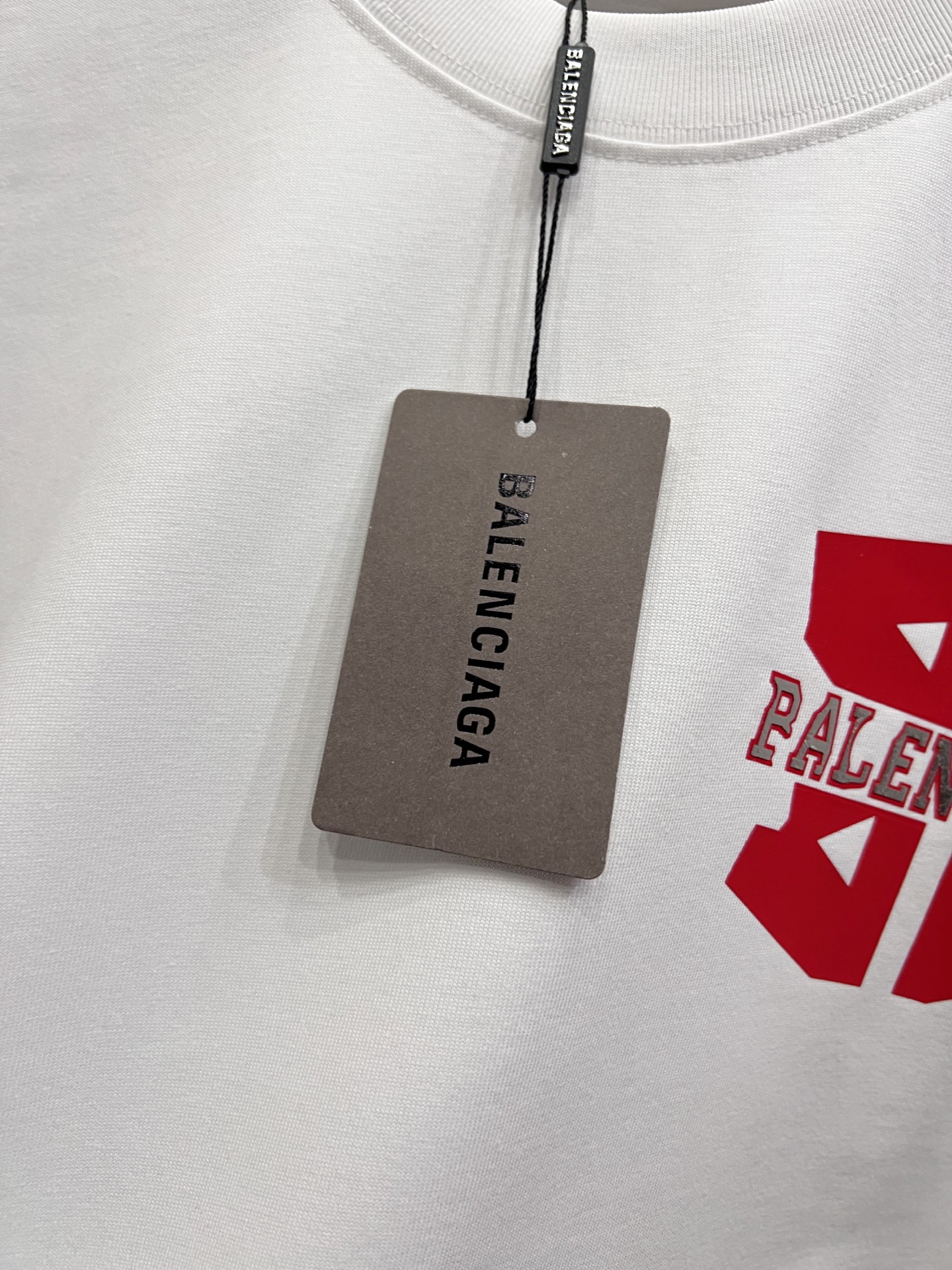 Balenciaga BAL 巴黎世家 2026春夏新款 短袖T恤 新款logo立体工艺 宽松版 S M L XL XXL 五个码 颜色：黑色 白色