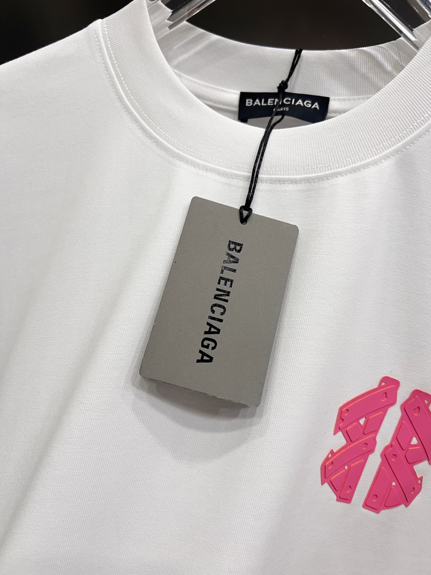 Balenciaga BAL 巴黎世家 2026春夏新款 短袖T恤 新款 简约logo立体工艺 非常 前卫的 宽松版 S M L XL XXL 五个码 颜色 黑色 白色 灰色 玫红 莹光绿