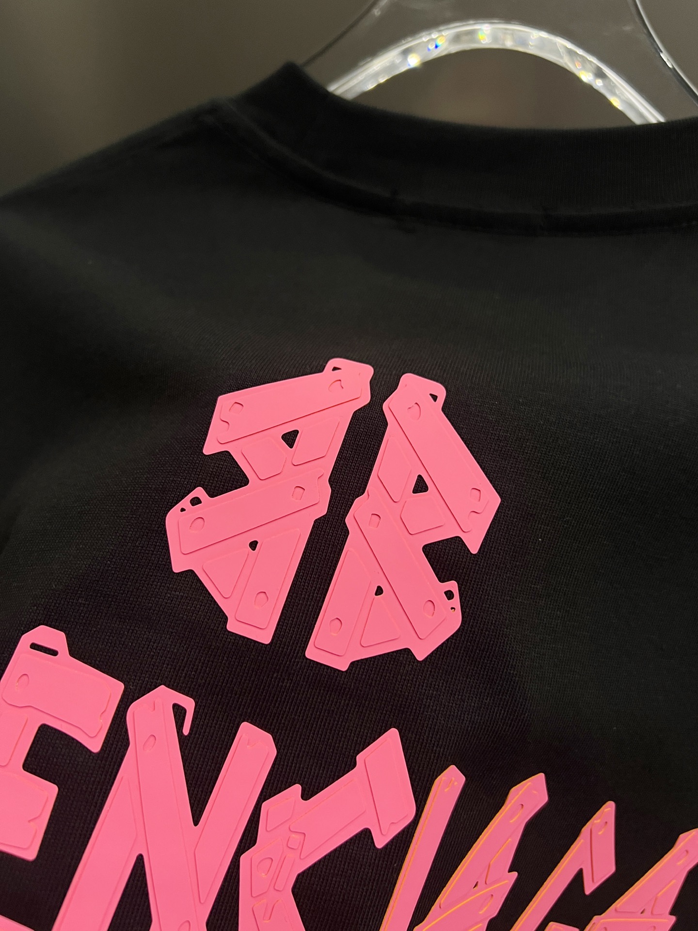 Balenciaga BAL 巴黎世家 2026春夏新款 短袖T恤 新款 简约logo立体工艺 非常 前卫的 宽松版 S M L XL XXL 五个码 颜色 黑色 白色 灰色 玫红 莹光绿
