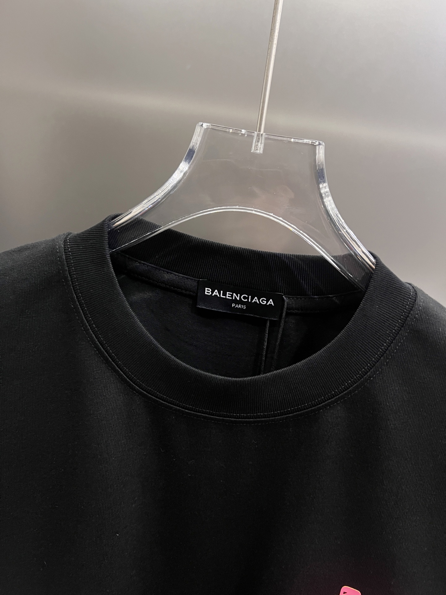 Balenciaga BAL 巴黎世家 2026春夏新款 短袖T恤 新款 简约logo立体工艺 非常 前卫的 宽松版 S M L XL XXL 五个码 颜色 黑色 白色 灰色 玫红 莹光绿