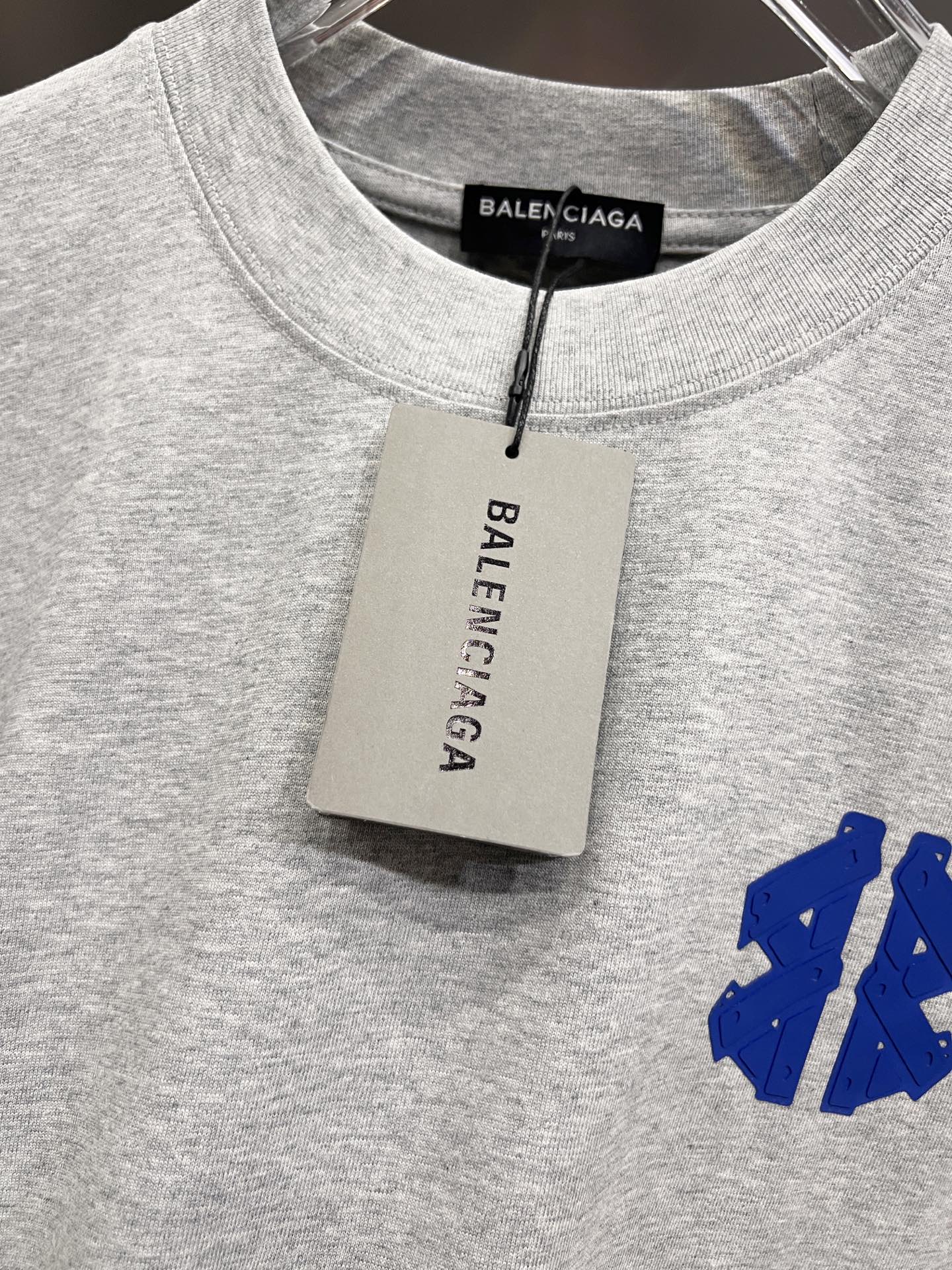 Balenciaga BAL 巴黎世家 2026春夏新款 短袖T恤 新款 简约logo立体工艺 非常 前卫的 宽松版 S M L XL XXL 五个码 颜色 黑色 白色 灰色 玫红 莹光绿