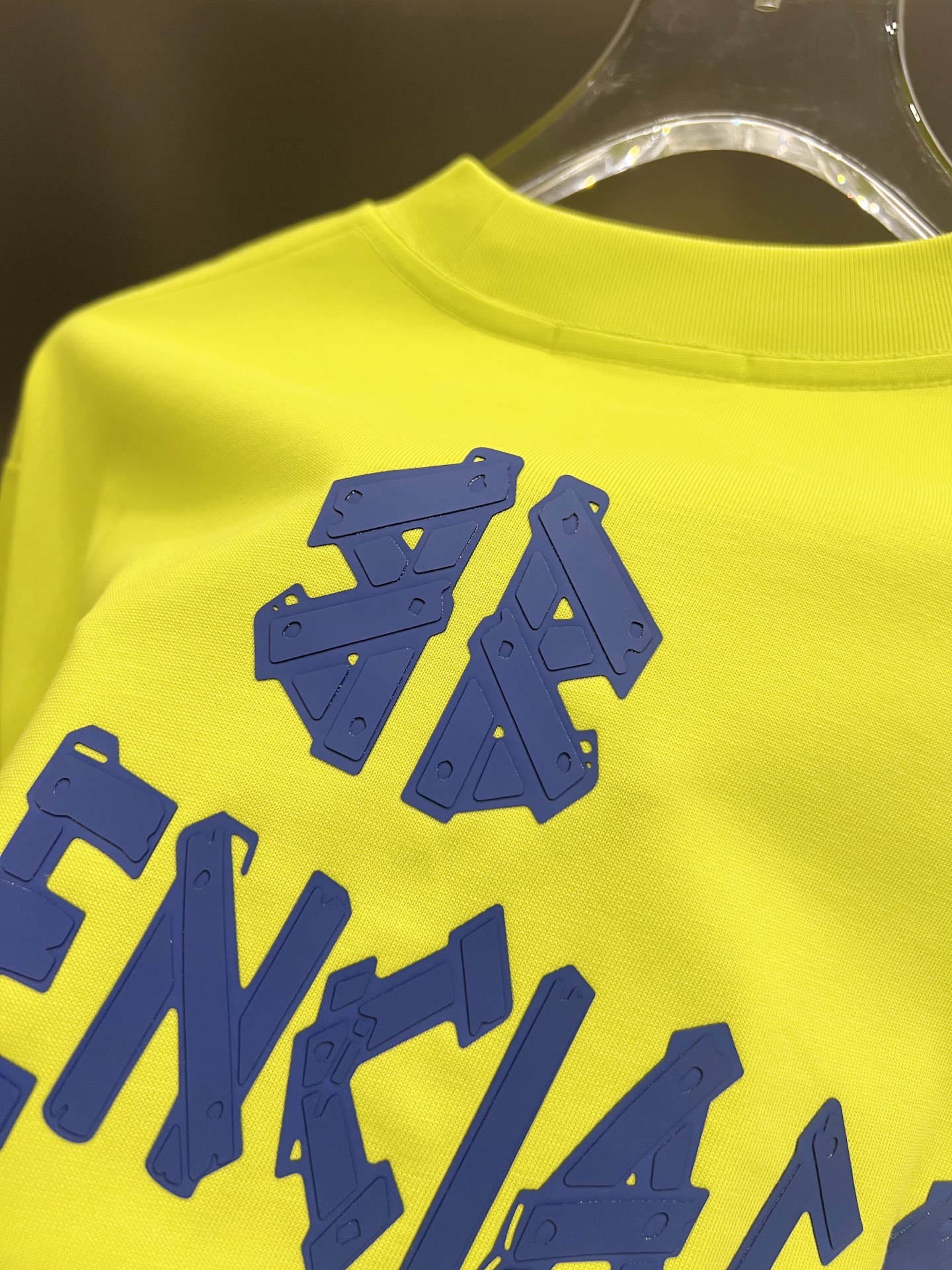 Balenciaga BAL 巴黎世家 2026春夏新款 短袖T恤 新款 简约logo立体工艺 非常 前卫的 宽松版 S M L XL XXL 五个码 颜色 黑色 白色 灰色 玫红 莹光绿