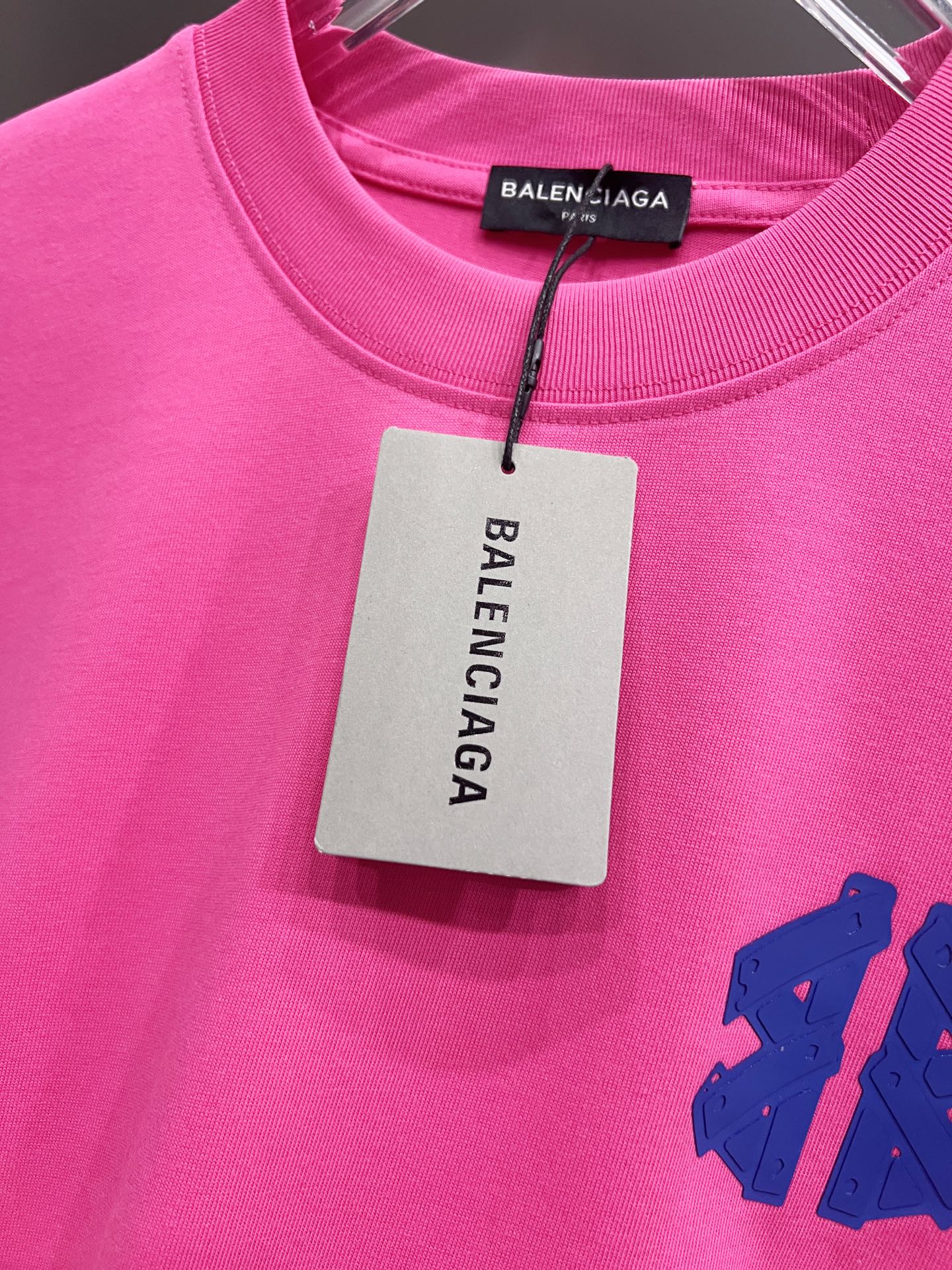 Balenciaga BAL 巴黎世家 2026春夏新款 短袖T恤 新款 简约logo立体工艺 非常 前卫的 宽松版 S M L XL XXL 五个码 颜色 黑色 白色 灰色 玫红 莹光绿