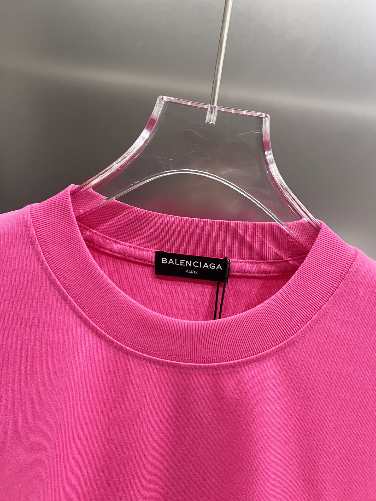 Balenciaga BAL 巴黎世家 2026春夏新款 短袖T恤 新款 简约logo立体工艺 非常 前卫的 宽松版 S M L XL XXL 五个码 颜色 黑色 白色 灰色 玫红 莹光绿