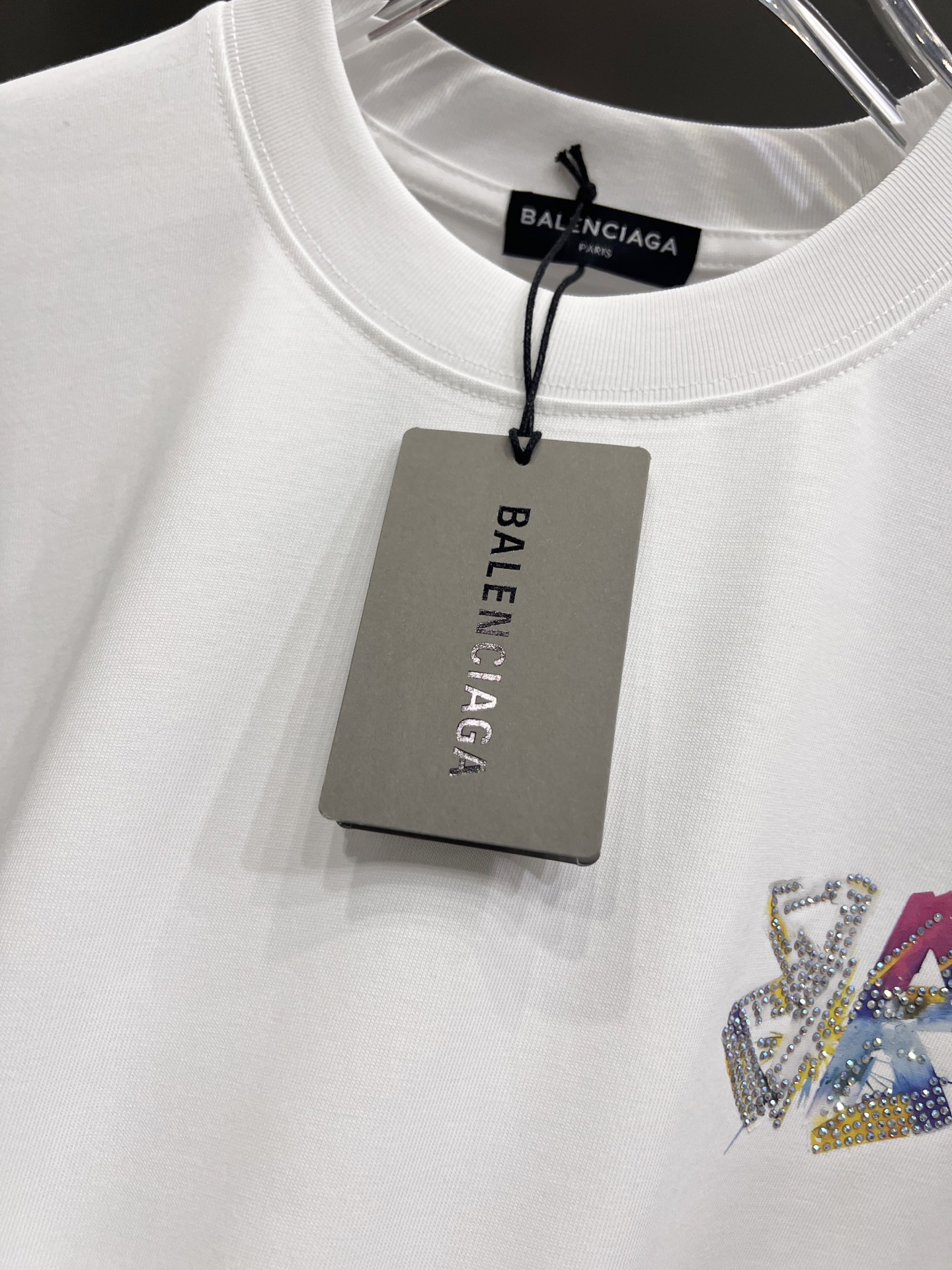 Balenciaga BAL 巴黎世家 2026春夏新款 短袖T恤 新款 简约logo立体烫钻工艺 非常 前卫的 宽松版 S M L XL XXL 五个码 颜色 黑色 白色 灰色