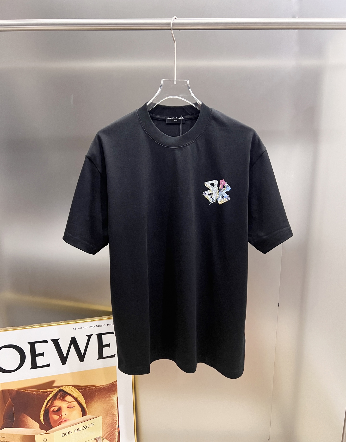 Balenciaga BAL 巴黎世家 2026春夏新款 短袖T恤 新款 简约logo立体烫钻工艺 非常 前卫的 宽松版 S M L XL XXL 五个码 颜色 黑色 白色 灰色