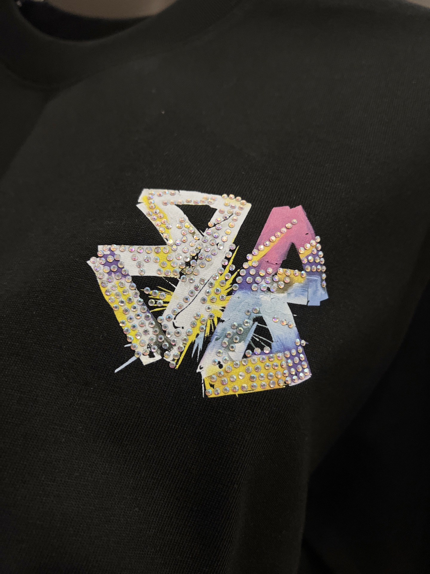 Balenciaga BAL 巴黎世家 2026春夏新款 短袖T恤 新款 简约logo立体烫钻工艺 非常 前卫的 宽松版 S M L XL XXL 五个码 颜色 黑色 白色 灰色