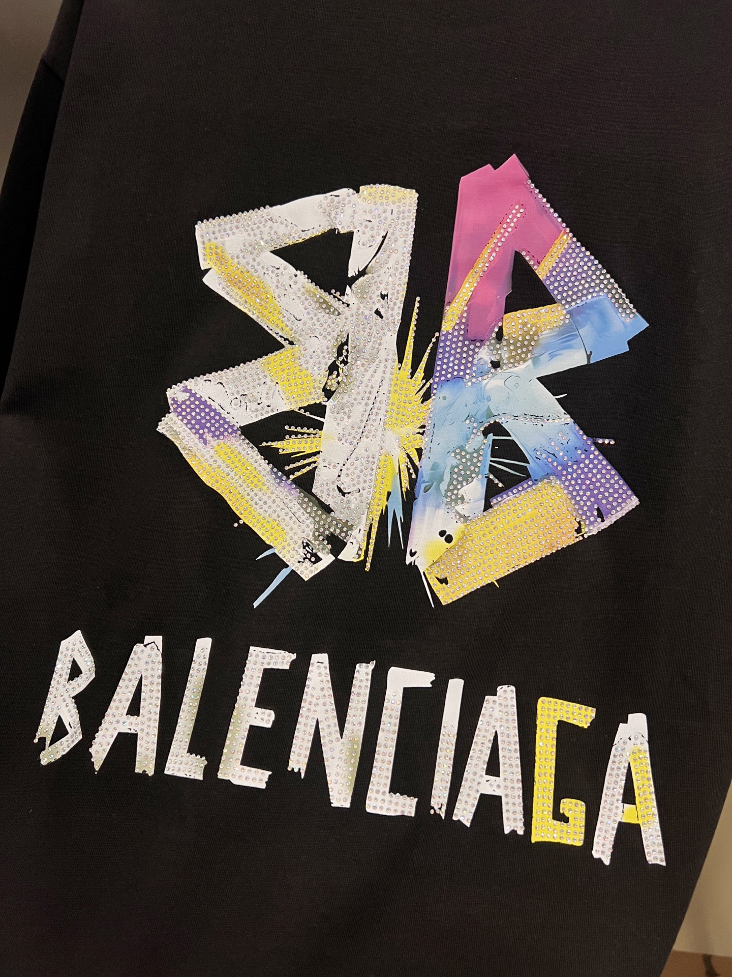 Balenciaga BAL 巴黎世家 2026春夏新款 短袖T恤 新款 简约logo立体烫钻工艺 非常 前卫的 宽松版 S M L XL XXL 五个码 颜色 黑色 白色 灰色