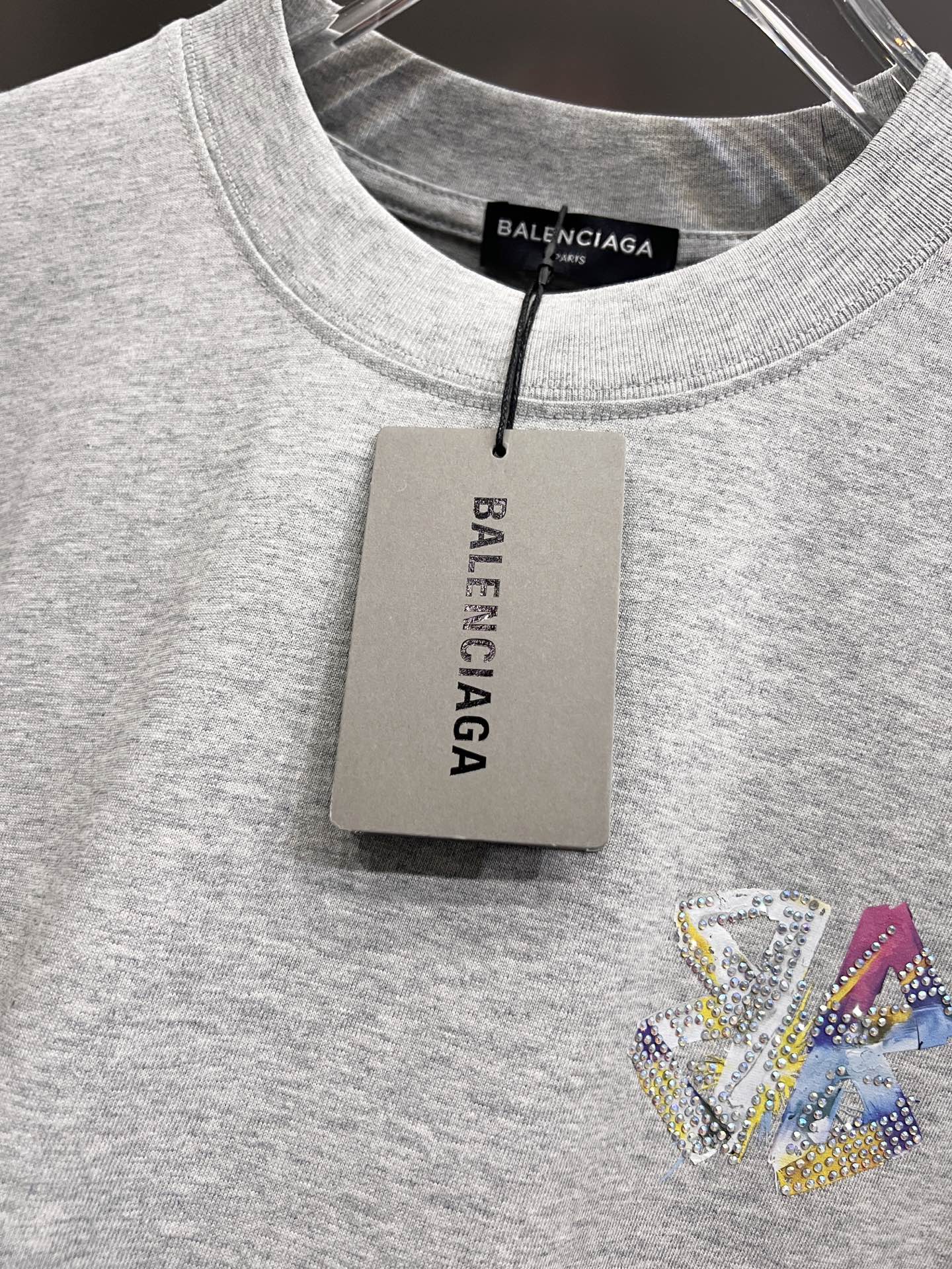 Balenciaga BAL 巴黎世家 2026春夏新款 短袖T恤 新款 简约logo立体烫钻工艺 非常 前卫的 宽松版 S M L XL XXL 五个码 颜色 黑色 白色 灰色