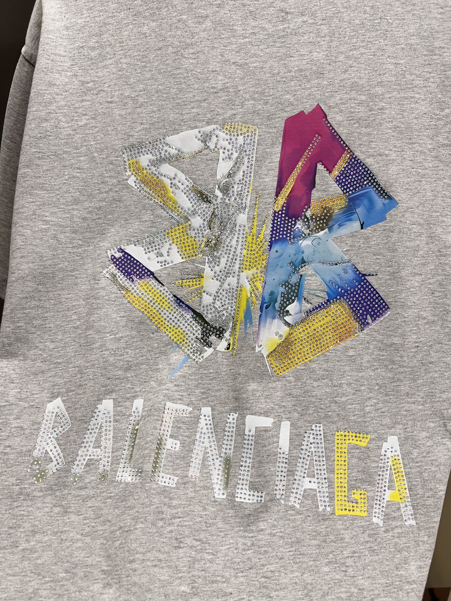 Balenciaga BAL 巴黎世家 2026春夏新款 短袖T恤 新款 简约logo立体烫钻工艺 非常 前卫的 宽松版 S M L XL XXL 五个码 颜色 黑色 白色 灰色