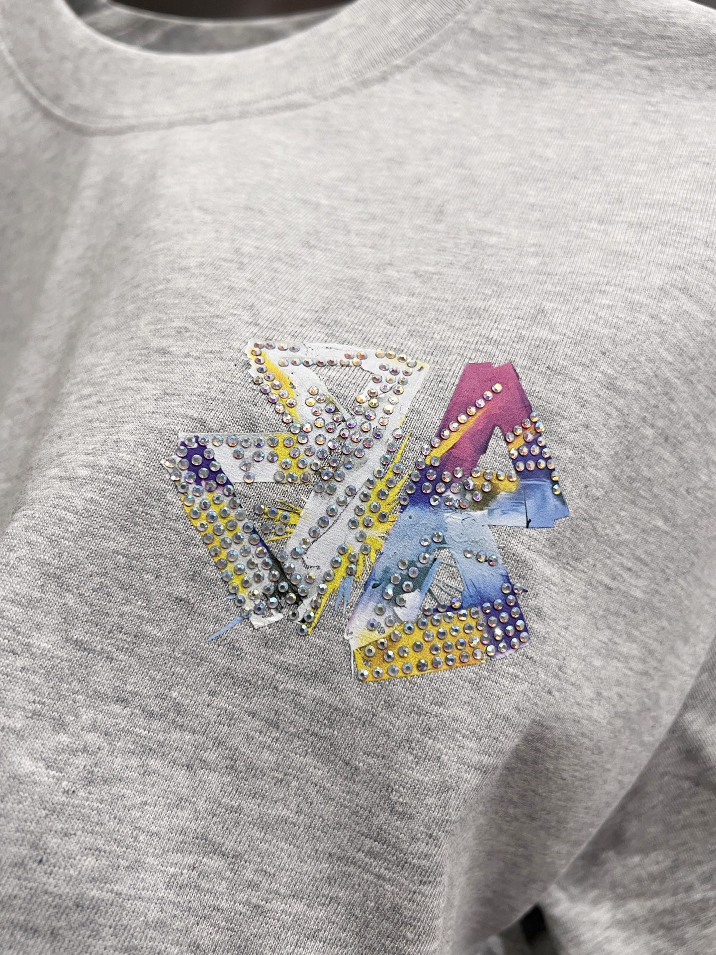 Balenciaga BAL 巴黎世家 2026春夏新款 短袖T恤 新款 简约logo立体烫钻工艺 非常 前卫的 宽松版 S M L XL XXL 五个码 颜色 黑色 白色 灰色