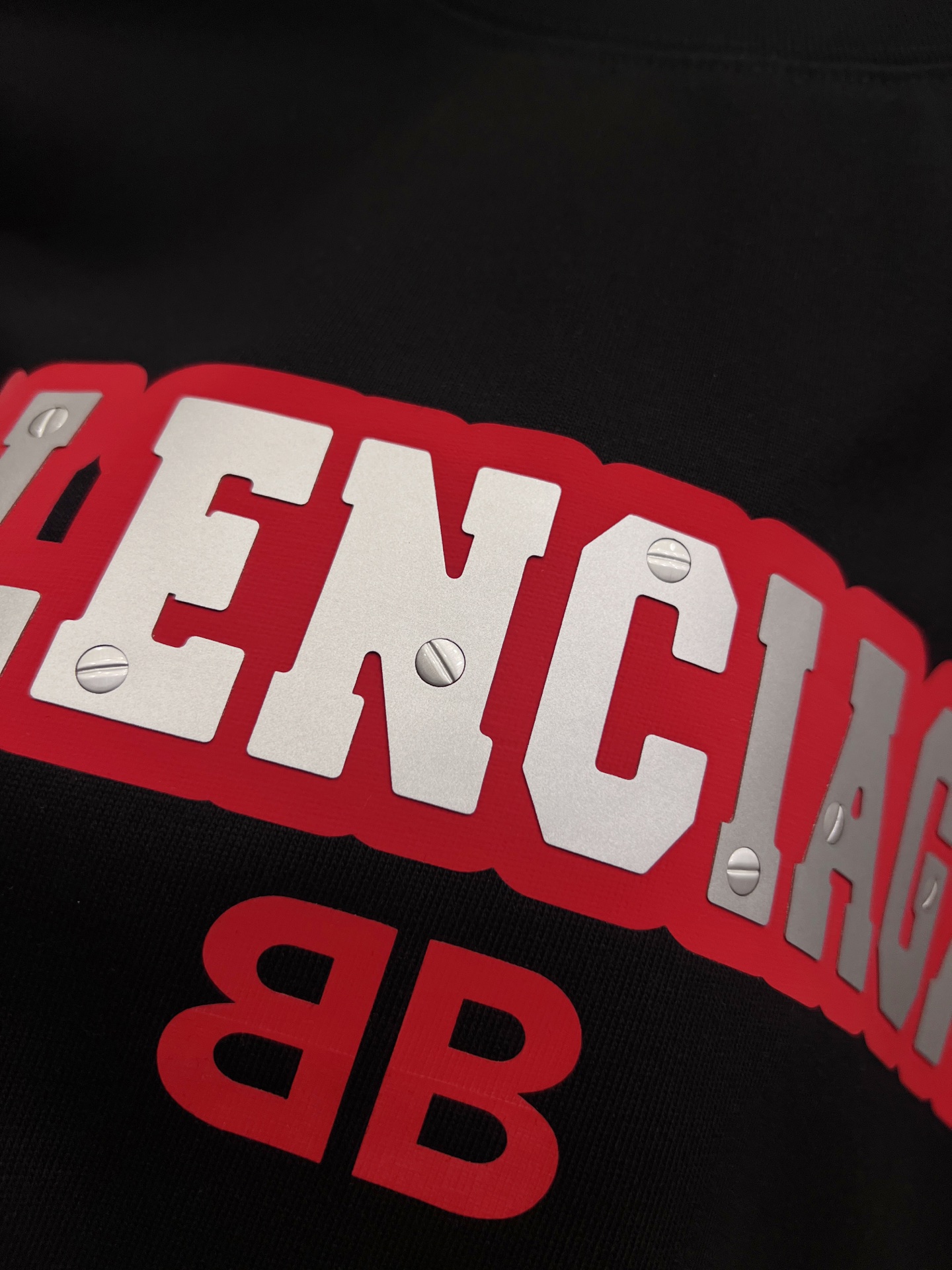 Balenciaga BAL 巴黎世家 2026春夏新款 短袖T恤 新款 简约logo立体工艺 非常 前卫的 宽松版 S M L XL XXL 五个码 颜色 黑色 白色 灰色