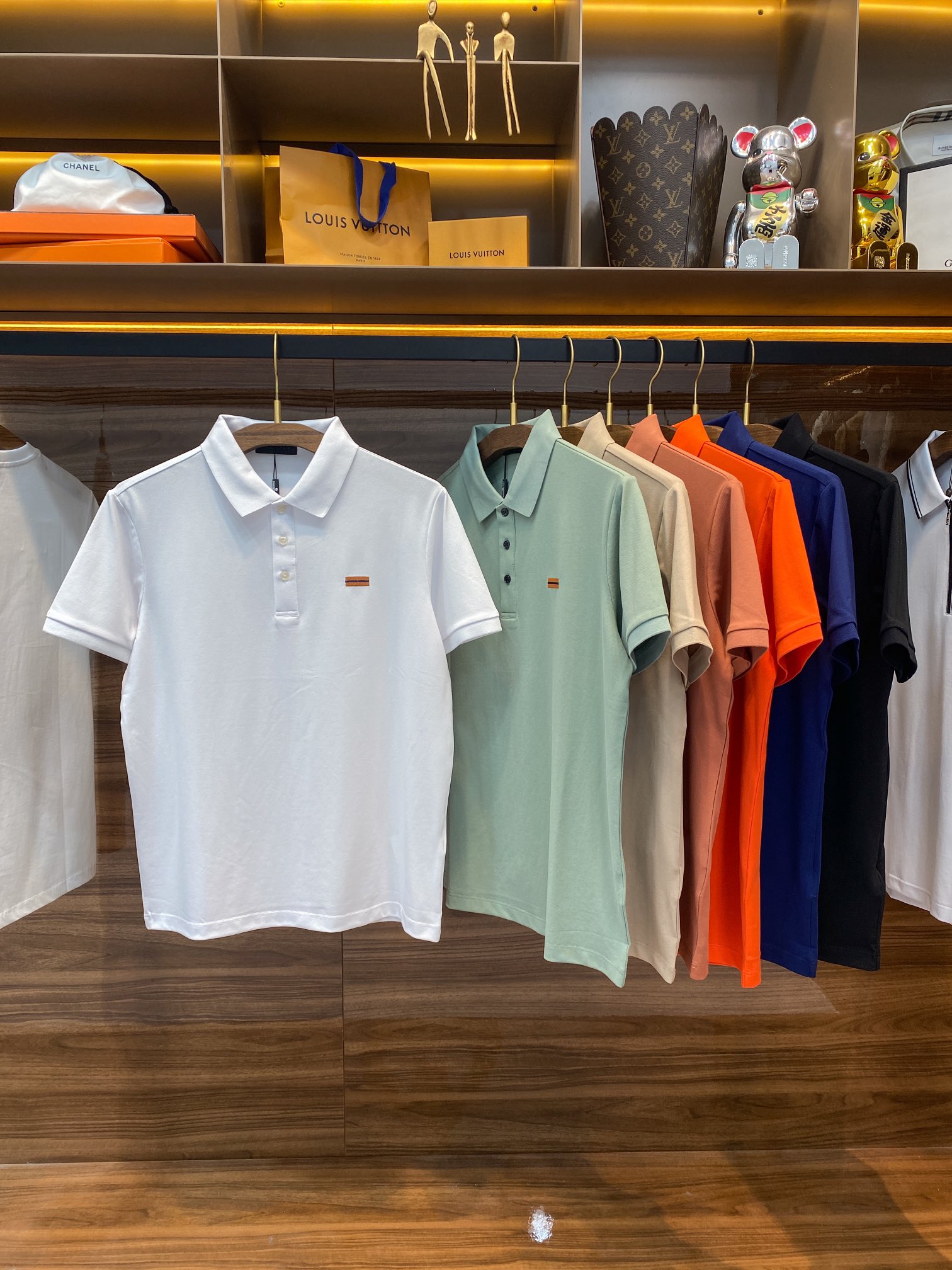 NO:454147,【】New spring and summer mesh floor cotton base lapel short Tee, a classic parallel bar webbing logo for men’s business casual and versatile short-sleeved Polo shirt!  Trading companies have sparse channels, and 5810RMB is sold on the official website at the same time!  The high-quality Polo shirts of purchasing agents are launched, and are from the new series of high-end men's clothing brand Zjia. They are both honest and leisurely, and continue to play their mature, elegant and capable routes. They can be regarded as the benchmark in the polo world!  The Polo shirt is made of imported Xinjiang long velvet cotton yarn and is made of mesh floor cotton fabric made of high-end woven technology. The fabric feels silky and soft, the texture is delicate and shiny. The details of the needle chisel mesh holes on the surface are enough to provide the ultimate excellent breathable, sweating and moisture absorption in the hot summer, making you dry and comfortable so much that you can't bear to take it off!  As the main element series of Z's minimalist style, its signature parallel bar webbing embroidered logo on its chest is enough to represent its low-key and luxurious brand tone!  The custom-made natural mother-skin buckle closure is also very detailed as Z, as the guide of men's clothing brand!  It is definitely not a heavy-weight Polo shirt that can be compared with the market currency, and it is the choice for high-end men's taste!  Black/white/orange/rotten blue/khaki/bean green/brick red, seven colors into it!  Size M-3XL M size shoulder width 44cm-bust 102cm-length 68cm L size shoulder width 45cm-bust 106cm-length 69cm XL size shoulder width 46cm-bust 110cm-length 70cm XXL size shoulder width 47cm-bust 114cm-length 71cm 3XL size shoulder width 48cm-bust 118cm-length 73cm Size recommended (standard version) Height 174-catties, try on L size appropriate!  Boys choose M code within kilograms, -142 kilograms to choose L code, 142-154 kilograms to choose XL code, 154-168 kilograms to choose XXL code, 168-183 kilograms to choose 3XL code!  ,T-shirt,alexander wang19860909【】春夏新款网眼珠地棉布基础翻领短Tee,男士经典双杠织带标识商务休闲百搭短袖Polo衫！贸易公司渠道稀出,同步官网发售5810RMB！代购级别精品Polo衫上线,来自高奢男装品牌Z家全新系列,亦正亦闲、将轻熟优雅干练的路线继续发挥,堪称polo界的标杆！ 该Polo衫采用客供进口新疆长绒棉纱线,由高端机织工艺打造的网眼珠地棉布制成,面料手感丝滑柔软,质地细腻且富有光泽感,表面清晰可见的针凿网孔细节,足够在炎热的夏季提供极致出色的透气排汗吸湿性,让你干爽舒适到舍不得脱下来！作为Z家极简风的主打元素系列,其胸前招牌性的双杠织带刺绣Logo,足以代表它低调奢华的品牌调性！门襟定制天然母贝扣闭合,Z作为男装品牌的引导者,细节把控也是非常到位！绝非市场通货可以媲美的重磅精品Polo衫,高端男士的品味之选！黑色/白色/橙色/宝蓝/卡其/豆绿/砖红,七色入！尺码M-3XL M码肩宽44cm-胸围102cm-衣长68cm L码肩宽45cm-胸围106cm-衣长69cm XL码肩宽46cm-胸围110cm-衣长70cm XXL码肩宽47cm-胸围114cm-衣长71cm 3XL码肩宽48cm-胸围118cm-衣长73cm 尺码推荐（标准版型） 身高174-斤,试穿L码合适！ 男生体重斤以内选择M码,-142斤选择L码,142-154斤选择XL码,154-168斤选择XXL码,168-183斤选择3XL码！,,T-shirt,alexander wang,Men's clothing