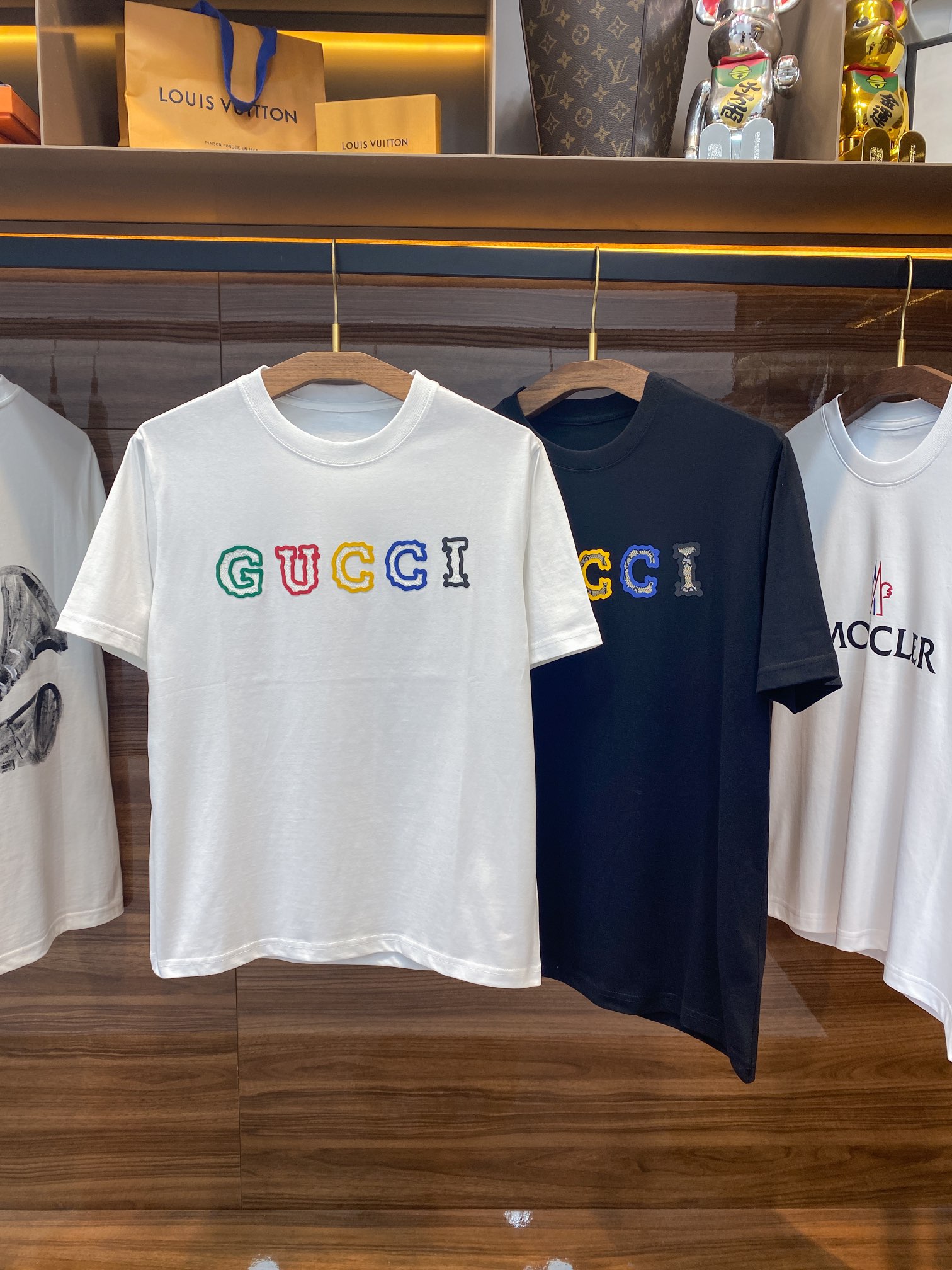 NO:412355,GU25SS spring and summer new double yarn pure cotton round neck short Tee, color offset printing patch letter logo casual short-sleeved T-shirt with men and women!  Trading companies have sparse channels and are on sale on the leading official website!  GU's new colorful letter short Tee is undoubtedly the best choice for your summer outfit. It represents freedom, vitality and fashion, and is the best choice for you to show your own style!  This T-shirt is made of double yarn pure cotton customized by customer, with a moderate thickness, soft feel, comfortable and breathable!  Whether you are in the hot summer or in the warm spring and autumn, you can enjoy the unparalleled comfort it brings!  The colorful letter logo on the front is a highlight of this T-shirt. It is made of three-dimensional offset printing and patchwork. It has exquisite workmanship, avant-garde and fashionable design, and a handsome upper body effect. Whether it is matched with jeans or casual pants, it can show your personality and fashion sense!  Basic straight-tube style cut, simple and elegant, suitable for all body types. Whether you are a handsome man or a beautiful woman, this T-shirt is a must-have item in your wardrobe!  Its colorful and unique letter design can make you the focus of attention whether it is daily wear or partying!  Black/white, two colors into it!  Size S-XXL S S shoulder width 45cm-bust 102cm-length 66cm M S shoulder width 48cm-bust 108cm-length 68cm L S shoulder width 51cm-bust 114cm-length 70cm XL S shoulder width 54cm-bust 120cm-length 72cm XXL S shoulder width 58cm-bust 126cm-length 74cm Size recommendation (standard version) Height 174-140 catties, try on M size appropriately!  A boy can choose S code within 130 catties, a M code for 130-143 catties, a L code for 143-156 catties, a XL code for 156-172 catties, and a XXL code for 172-188 catties!  All girls can choose S code!  , jeans,T-shirt,tees,t-shirt,alexander wang19860909GU25SS春夏新款双纱纯棉材质圆领短Tee,男女同款彩色胶印贴布字母标识休闲短袖T恤衫！贸易公司渠道稀出,领先官网发售！GU全新彩色字母短Tee无疑是您夏季穿搭的不二之选,它代表了自由、活力和时尚,是您展现自我风格的最佳选择！ 这款T恤采用了客供定制的双纱纯棉材质,厚度适中,手感柔软,穿着舒适透气！无论您是在炎炎夏日还是温暖的春秋,都能享受到它带来的无与伦比的舒适度！前幅的彩色字母标识是这款T恤的一大亮点,采用立体胶印结合贴布工艺打造,做工精湛考究,设计前卫时髦,上身效果帅气十足,无论是搭配牛仔裤还是休闲裤,都能展现出您的个性和时尚感！基础直筒版型裁剪,简洁大方,适合各种体型,无论您是型男还是靓女,这款T恤都是您衣柜中必备的一款单品！它的色彩丰富,字母设计独特,无论是日常穿着还是参加派对,都能让您成为众人瞩目的焦点！黑色/白色,两色入！尺码S-XXL S码肩宽45cm-胸围102cm-衣长66cm M码肩宽48cm-胸围108cm-衣长68cm L码肩宽51cm-胸围114cm-衣长70cm XL码肩宽54cm-胸围120cm-衣长72cm XXL码肩宽58cm-胸围126cm-衣长74cm 尺码推荐（标准版型） 身高174-140斤,试穿M码合适！ 男生体重130斤以内选择S码,130-143斤选择M码,143-156斤选择L码,156-172斤选择XL码,172-188斤选择XXL码！ 女生全部选择S码即可！,,jeans,T-shirt,tees，t-shirt,alexander wang,Men's clothing