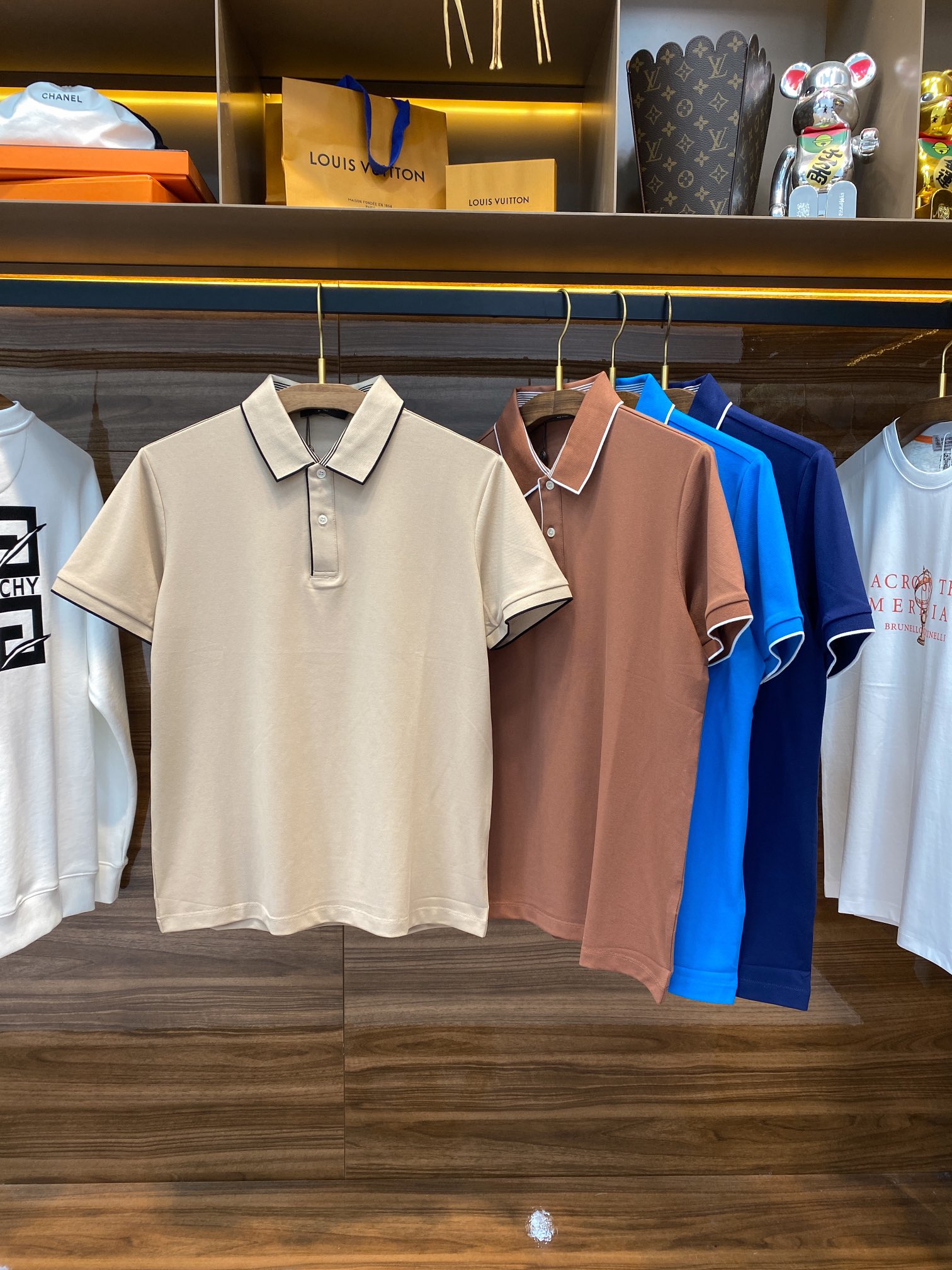 NO:454152,【】New spring and summer mesh floor cotton two-pin lapel short Tee, men's contrasting striped trim, fashionable, simple and versatile casual short-sleeved Polo shirt!  Trading companies have sparse channels, and 5210 RMB is sold on the official website at the same time!  This small lapel Polo sports have a long history. As we all know, polo sports are very expensive, so polo shirts are also given the same noble temperament!  LP's new season's signature Polo product, it naturally reveals the elegance, confidence, calmness and calmness. This may be the charming temperament that people have after seeing all the sails!  The ready-to-wear garment selection provides customers with 60 double yarn long velvet cotton double bead floor structure fabrics woven with 60 double yarns. The weight is mainly gentle and breathable, providing the most comfortable and skin-friendly wearable in spring and summer!  The collar and cuff contrast striped trim are made of Sima jacquard computer imported from Japan. The background color is not leaked and does not deform. The texture and quality are obvious, and it can easily kill all the low products on the market!  Basic straight-tube Polo shirt style cut, classic two-bar closure, casual switching of business casual style, ceiling level in men's Polo shirt category!  Gem blue/khaki/dark red/author blue, four colors into it!  Size M-3XL M size shoulder width 44cm-bust 102cm-cloth 71cm L size shoulder width 45cm-bust 106cm-cloth 72cm XL size shoulder width 46cm-bust 110cm-cloth 73cm XXL size shoulder width 47cm-bust 114cm-cloth 74cm 3XL size shoulder width 48cm-bust 118cm-cloth 74cm Size recommendation (standard version) Height 174-jin, try on L size appropriate!  A boy can choose M code within 130 catties, a L code for 130-143 catties, a XL code for 143-156 catties, a XXL code for 156-170 catties, and a 3XL code for 170-186 catties!  ,loro piana,T-shirt,alexander wang19860909【】春夏新款网眼珠地棉布两粒扣翻领短Tee,男士撞色条纹饰边时尚简约百搭休闲短袖Polo衫！贸易公司渠道稀出,同步官网发售5210RMB！这款小翻领Polo运动缘份由来已久,众所周知马球运动很贵,因此马球Polo衫也被赋予同样的高贵气质！ LP家全新一季的招牌Polo单品,它自然流露出的优雅自信、从容淡定,这或者就是阅尽千帆之后的人们拥有的迷人气质！成衣精选客供定织定染60支双纱织制的长绒棉双珠地结构面料,克重主打轻柔透气,为春夏季提供最舒爽亲肤的穿着享受！衣领与袖口撞色条纹饰边,由日本进口司马提花电脑机打造,织出来不漏底色不变形,质感与品相显而易见,轻松秒杀掉市面所有Low货！基础直筒Polo衫版型剪裁,门襟经典两粒扣开合,商务休闲风格随意切换,男士们Polo衫类目中的天花板级别！宝石蓝/卡其/暗红/宝蓝,四色入！尺码M-3XL M码肩宽44cm-胸围102cm-衣长71cm L码肩宽45cm-胸围106cm-衣长72cm XL码肩宽46cm-胸围110cm-衣长73cm XXL码肩宽47cm-胸围114cm-衣长74cm 3XL码肩宽48cm-胸围118cm-衣长74cm 尺码推荐（标准版型） 身高174-斤,试穿L码合适！ 男生体重130斤以内选择M码,130-143斤选择L码,143-156斤选择XL码,156-170斤选择XXL码,170-186斤选择3XL码！,,loro piana,T-shirt,alexander wang,Men's clothing