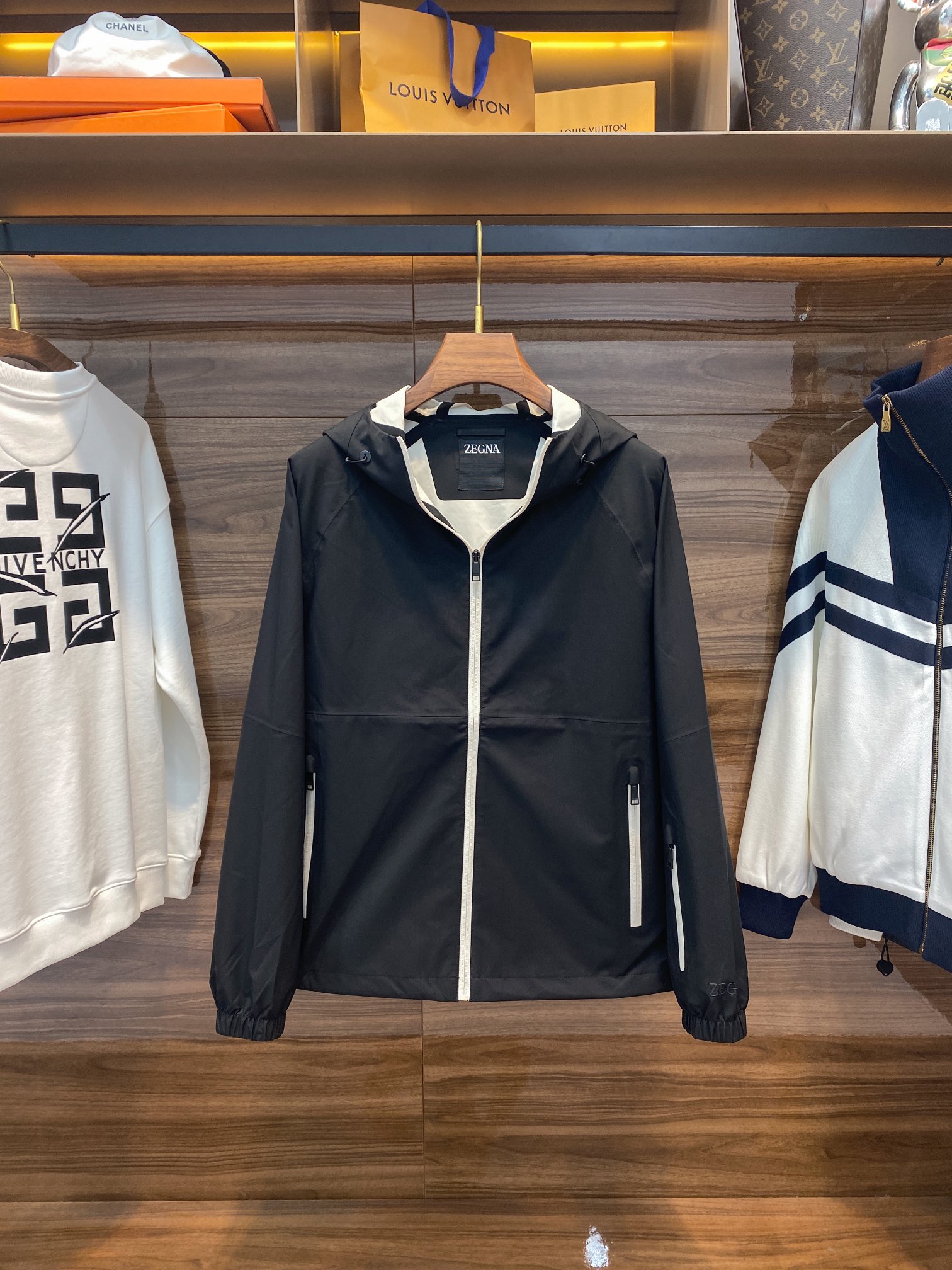 NO:116519,【1131】A 131EZ24FW early autumn new outdoor waterproof pressure glue hooded jacket, men's fashionable zipper contrast color placket sports and casual jacket!  Trading companies have sparse channels and are on sale on the leading official website!  Zjia’s latest limited series of windproof jackets are launched, the first choice for early autumn jackets!  Every piece produced by Z is low-end, high-end and versatile. Needless to say, everyone can see it!  This newly launched outdoor jacket is selected for imported polyester fiber. The fabric is full of bones and bones, is crisp, stylish, wind-proof, waterproof, wrinkle-resistant and wear-resistant, etc., and the full pressing glue details at the inner joints greatly improve its excellent performance!  The style is simple but not lacking in high-end style. The placket and the two sides of the insert pockets have a contrasting color zipper opening and closing. The bright contrasting effect enhances the three-dimensional layering. The webbing label at the back collar is a symbol of its high-end identity. The designer perfectly presents the essence of the brand!  The straight-tube style of the raglan sleeves is cut, and the upper body is full of casualness and can be easily dealt with in all occasions. If you like it, please close your eyes and take it away!  Size 48-56 Size 48-sleeved sleeves 76cm-bust 114cm-leeved sleeves 68cm Size 50-sleeved sleeves 77cm-bust 116cm-leeved sleeves 69cm Size 52-sleeved sleeves 78cm-bust 120cm-leeved sleeves 70cm Size 54-sleeved sleeves 79cm-bust 124cm-leeved sleeves 71cm Size 56-sleeved sleeves 80cm-bust 128cm-leeved sleeves 72cm Size recommended (standard version) Height 174-140 catties, try on 50 sizes appropriate!  A boy can choose 48 digits within 130 catties, a 50 digit for 130-143 catties, a 52 digit for 153-166 catties, a 54 digit for 166-172 catties, a 56 digit for 172-188 catties!  .,,jackets & coats,jackets & coats,hats,alexander wang19860909【1131】A 131EZ24FW早秋新款户外防水压胶连帽夹克,男士时尚拉链撞色门襟运动休闲夹克外套！贸易公司渠道稀出,领先官网发售！Z家最新限定系列防风夹克上线,早秋季外套类目的首选款式！ Z家出品的每件都是低奢高级百搭的,这点不用多说,大家也都是有目共睹的！这款全新上线的户外夹克甄选客供进口聚酯纤维,面料筋骨感十足,挺括有型、防风防水,抗皱耐磨等功效都非常出色,内里拼缝处全压胶细节处理,更是大大提升了其卓越的性能！款型上简约而不失高级感,门襟及两侧插袋对比色拉链开合,鲜明的撞色效果提升立体层次感,后领处织带标签则是其高奢身份的象征,设计师将品牌的精髓完美呈现！插肩袖直筒版型裁剪,上身休闲感十足,各种场合都能轻松应对,喜欢的闭眼收走吧！尺码48-56 48码肩连袖长76cm-胸围114cm-衣长68cm 50码肩连袖长77cm-胸围116cm-衣长69cm 52码肩连袖长78cm-胸围120cm-衣长70cm 54码肩连袖长79cm-胸围124cm-衣长71cm 56码肩连袖长80cm-胸围128cm-衣长72cm 尺码推荐（标准版型） 身高174-140斤,试穿50码合适！ 男生体重130斤以内选择48码,130-143斤选择50码,153-166斤选择52码,166-172斤选择54码,172-188斤选择56码！.,,jackets & coats,jackets & coats,hats,alexander wang,Men's clothing