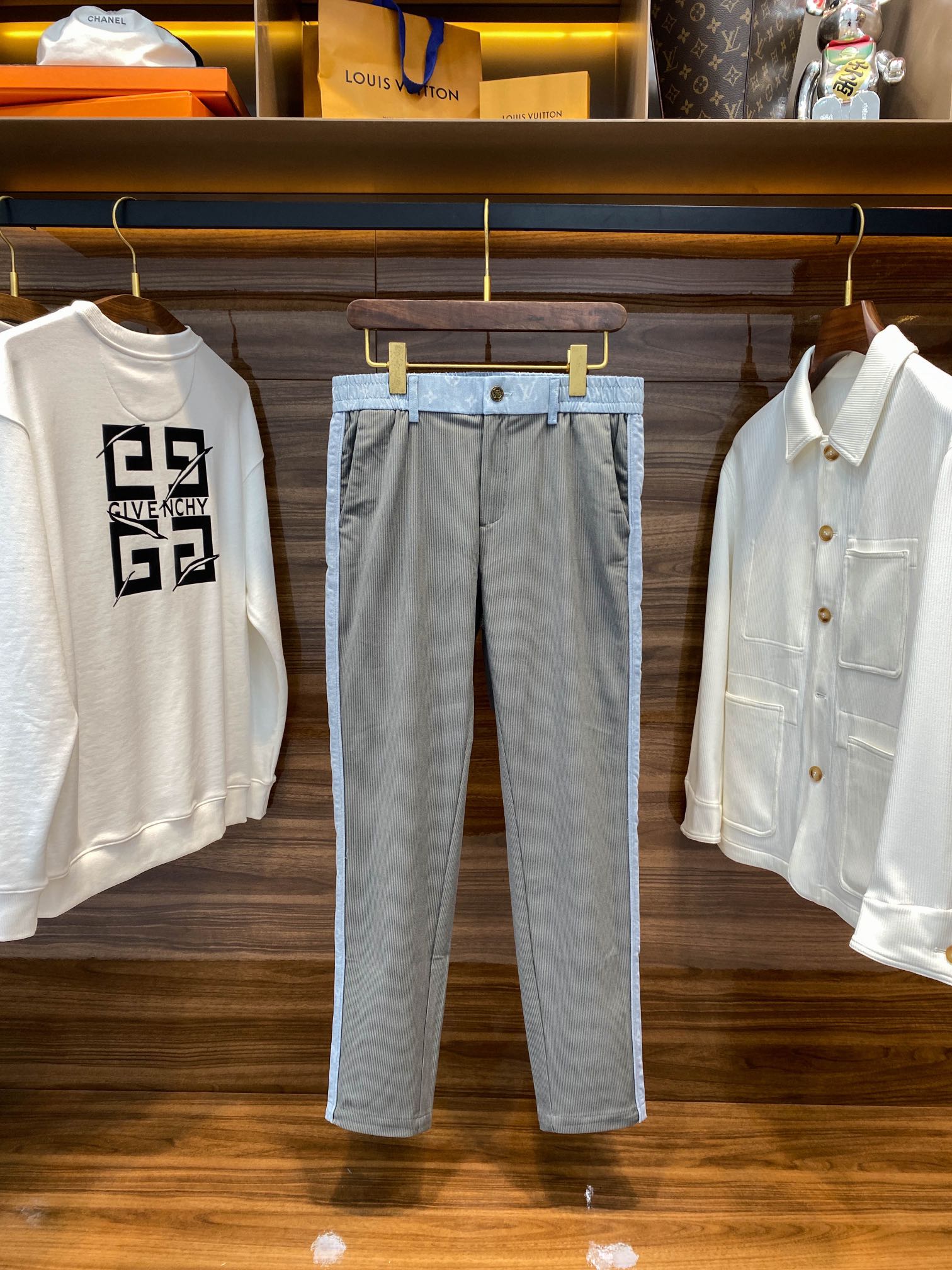 NO:568279,1V25FW new autumn and winter three-dimensional vertical corduroy straight casual pants, men's blue presbyopic denim fabric stitching fashionable and versatile casual pants!  Trading company channels are rare, leading official website sales!  A must-have item that combines style and comfort!  Its unique design, high-quality fabrics and exquisite details make it one of the representatives of fashion trends!  These pants are made of custom-made three-dimensional vertical corduroy fabric. The texture is soft and smooth, and it is very comfortable and skin-friendly when worn next to the body!  The spliced ​​design of light blue washed old flower print denim fabric on the waistband and both sides forms a sharp contrast with the body of the trousers, showing a fashionable and individual style, while also highlighting the brand's unique high-end luxury aura!  In terms of details, the metal buttons engraved with the brand logo at the access control echo the four-leaf clover embroidery on the back pocket, enhancing the overall sense of sophistication!  These casual pants are cut with a straight fit, which can not only modify the shape of the legs, but also create a fashionable look. Whether paired with a simple T-shirt or a fashionable jacket, it can show your unique charm!  Size M-3XL M size waist 78/82cm - hip 96cm - front 28cm - thigh 58cm - trouser length 97cm - trouser leg 32cm L size waist 80/84cm - hip 100cm - front 29cm - thigh 60cm - trouser length 98cm - trouser leg 33cm  XL size waist 82/86cm - hip 104cm - front 30cm - thigh 62cm - trouser length 99cm - trouser leg 34cm XXL size waist 85/89cm - hip 108cm - front 31cm - thigh 64cm - trouser length 100cm - trouser leg 35cm  3XL size waist 88/92cm - hip 112cm - front 32cm - thigh 66cm - trouser length 101cm - trouser leg 35cm Recommended size (standard version) Height 174-140 catties, try on L size!  Boys weighing less than 130 kilograms should choose M code, 130-142 kilograms should choose L code, 142-154 kilograms should choose XL code, 154-166 kilograms should choose XXL code, and 166-180 kilograms should choose 3XL code!  ,,jackets & coats,tees,t-shirt,alexander wang198609091V25FW秋冬新款立体竖条绒直筒休闲裤,男士蓝色老花牛仔面料拼接时尚百搭休闲长裤！贸易公司渠道稀出,领先官网发售！一款集时尚与舒适于一身的必备单品！其独特的设计、优质的面料以及精致的细节处理,使得它成为时尚潮流的代表之一！ 这款裤子采用客供定制的立体竖条绒面料,质地柔软顺滑,贴身穿着非常舒适亲肤！裤腰及两侧浅蓝色水洗老花印纹牛仔面料拼接的设计,与裤身形成鲜明的对比,展现出时髦个性的风格,同时也彰显出品牌独有的高奢气场！在细节方面,门禁处刻有品牌Logo的金属纽扣与后兜四叶草刺绣相呼应,提升了整体的精致感！这款休闲裤采用直筒版型剪裁,不仅能够修饰腿型,还能打造时尚造型,无论是搭配简约的T恤还是时尚的外套,都能展现出个人的独特魅力！尺码M-3XL M码腰围78/82cm-臀围96cm-前档28cm-大腿围58cm-裤长97cm-裤脚32cm L码腰围80/84cm-臀围100cm-前档29cm-大腿围60cm-裤长98cm-裤脚33cm XL码腰围82/86cm-臀围104cm-前档30cm-大腿围62cm-裤长99cm-裤脚34cm XXL码腰围85/89cm-臀围108cm-前档31cm-大腿围64cm-裤长100cm-裤脚35cm 3XL码腰围88/92cm-臀围112cm-前档32cm-大腿围66cm-裤长101cm-裤脚35cm 尺码推荐（标准版型） 身高174-140斤,试穿L码合适！ 男生体重130斤以内选择M码,130-142斤选择L码,142-154斤选择XL码,154-166斤选择XXL码,166-180斤选择3XL码！,,jackets & coats,tees，t-shirt,alexander wang,Men's clothing