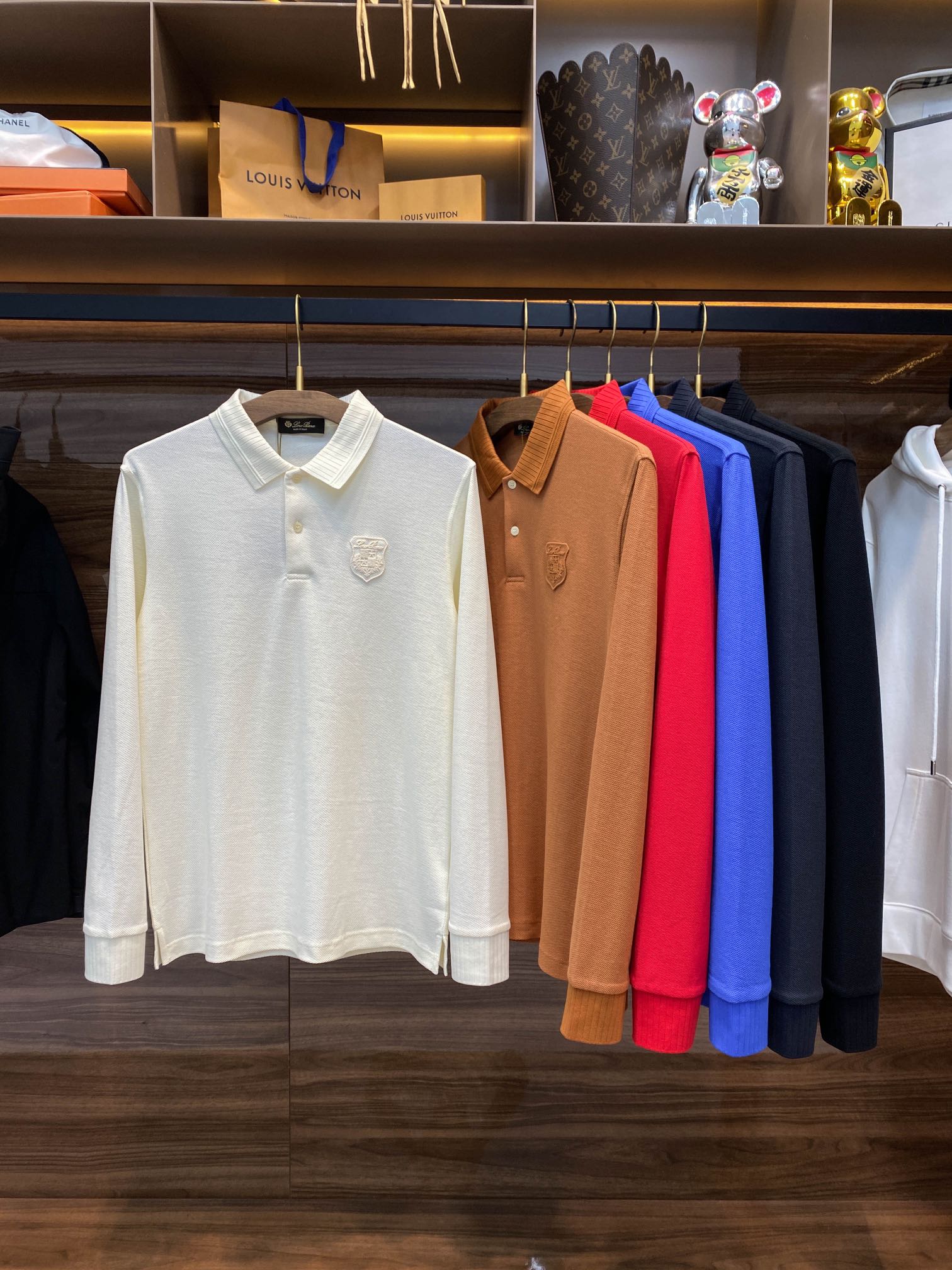 NO:129795,【62003】A 131LFW autumn and winter new bead floor cotton knitted spliced ​​lapel long Tee, men's classic badge patch embroidered business casual long-sleeved Polo shirt!  Trading companies have sparse channels and are on sale on the leading official website!  With its unique design, selected fabrics and excellent styling, LP new Polo shirt will undoubtedly become a must-have item in your wardrobe!  This Polo shirt uses a cotton cotton cloth for custom-woven and dyed mesh. It not only has excellent breathability and comfort, but also has a unique mesh design that adds a sense of visual layering!  At the same time, the three-dimensional and clear texture of the needle chisel makes the whole piece of clothing more refined in details, showing an extraordinary sense of quality!  The knitted fabric splicing of collar and cuffs is a highlight. This design not only breaks the monotony of traditional Polo shirts, but also adds a bit of fashion!  The softness and comfort of the knitted fabric form a sharp contrast with the clarity of the main fabric, making the whole piece of clothing more three-dimensional and stylish visually!  The classic badge patch embroidery on the chest is the finishing touch of the whole piece of clothing. The exquisite embroidery of the badge pattern not only highlights the luxurious aura, but also shows the wearer's taste and style!  Whether it is matched with formal or casual clothes, you can easily control it and show different styles and charm!  The cut of the casual straight-tube style is also a major feature of this Polo shirt. This style is not only comfortable to wear, but also visually lengthens the body proportions, making the upper body more three-dimensional and stylish!  Whether it’s business or casual, this Polo shirt can be your ideal choice!  Black/Beige/Big Red/Dark Gray/Sky Blue/Coffee, six colors!  Size M-3XL M size shoulder width 45cm-bust 100cm-length 70cm-sleeve length 64cm L size shoulder width 46cm-bust 104cm-length 71cm-sleeve length 65cm XL size shoulder width 47cm-bust 108cm-length 72cm-sleeve length 65cm XXL size shoulder width 48cm-bust 112cm-length 73cm-sleeve length 66cm 3XL size shoulder width 49cm-bust 116cm-length 74cm-sleeve length 66cm Size recommendation (standard version) Height 174-140 catties, try on L size appropriate!  A boy can choose M code within 130 catties, a L code for 130-142 catties, a XL code for 142-155 catties, a XXL code for 155-168 catties, and a 3XL code for 168-182 catties!  .,loro piana,alexander wang19860909【62003】A 131LFW秋冬新款珠地棉针织拼接翻领长Tee,男士经典徽章贴布刺绣商务休闲长袖Polo衫！贸易公司渠道稀出,领先官网发售！LP新款Polo衫以其独特的设计、精选的面料以及出色的版型裁剪,无疑将成为您衣橱中的必备单品！ 这款Polo衫采用了客供定织定染的网眼珠地棉布,不仅具有极佳的透气性和舒适度,其独特的网眼珠地设计更增添了视觉上的层次感！同时,针凿肌理的立体清晰,使得整件衣物在细节上更加精致,展现出非凡的品质感！衣领和袖口的针织面料拼接是一大亮点,这种设计不仅打破了传统Polo衫的单调,更增添了几分时尚感！针织面料的柔软与舒适,与主体面料的挺括形成鲜明对比,使得整件衣物在视觉上更加立体、有型！ 胸前的经典徽章贴布刺绣,更是整件衣物的点睛之笔,徽章图案的精致刺绣,不仅凸显了奢华的气场,更展现出穿着者的品味与格调！无论是搭配正装还是休闲装,都能轻松驾驭,展现出不同的风格魅力！休闲直筒版型的裁剪也是这款Polo衫的一大特色,这种版型不仅穿着舒适,更能在视觉上拉长身材比例,使得上身效果更加立体有型！无论是商务场合还是休闲时光,这款Polo衫都能成为您的理想选择！黑色/米白/大红/深灰/天蓝/咖啡,六色入！尺码M-3XL M码肩宽45cm-胸围100cm-衣长70cm-袖长64cm L码肩宽46cm-胸围104cm-衣长71cm-袖长65cm XL码肩宽47cm-胸围108cm-衣长72cm-袖长65cm XXL码肩宽48cm-胸围112cm-衣长73cm-袖长66cm 3XL码肩宽49cm-胸围116cm-衣长74cm-袖长66cm 尺码推荐（标准版型） 身高174-140斤,试穿L码合适！ 男生体重130斤以内选择M码,130-142斤选择L码,142-155斤选择XL码,155-168斤选择XXL码,168-182斤选择3XL码！.,,loro piana,alexander wang,Men's clothing