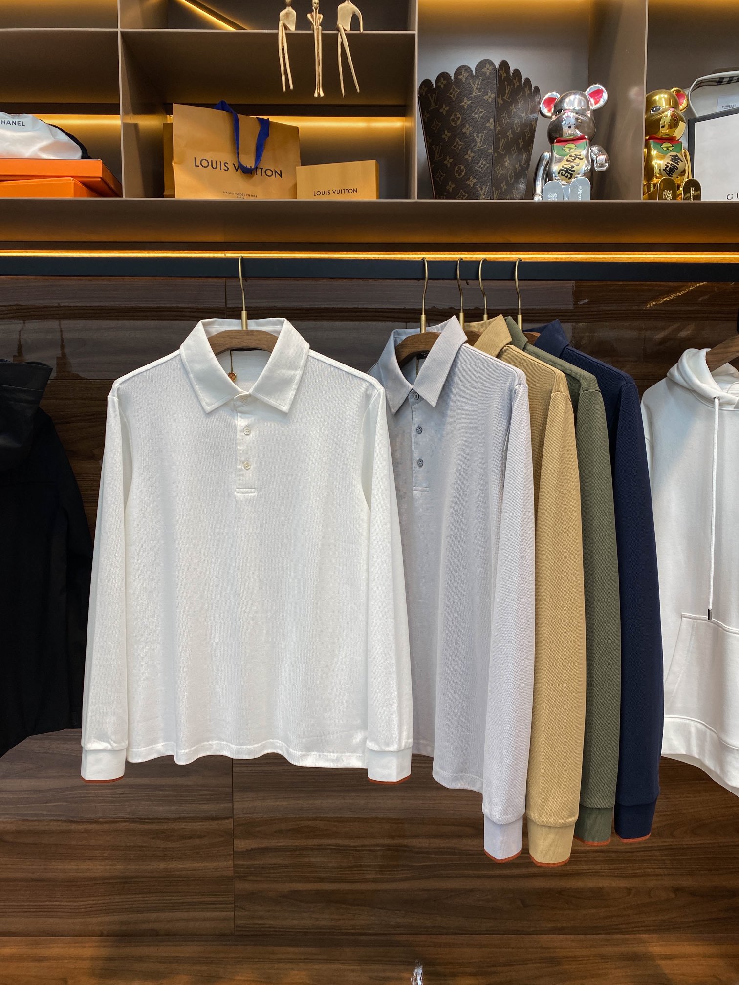 NO:129803,【62001】A 131-LFW autumn and winter new mesh floor cotton lapel long Tee, men's contrasting rib cuffs business casual long-sleeved Polo shirt!  Trading companies have sparse channels and are released on the official website at the same time!  With its unique design, selected fabrics and flexibility in various ways of wearing, LP's new simple solid color Polo shirt has become the first choice for many fashion people and business elites!  This Polo shirt fabric uses customized mesh flooring cloth. This fabric is not only soft and soft in skin, but also has good breathability, ensuring that the wearer can enjoy a comfortable and comfortable wearing experience in all occasions!  The design of the placket is also unique, and natural mother buckles are customized by customers. Each button is carefully carved and is also engraved with a brand logo, which not only reflects the unique charm of the brand, but also demonstrates the wearer's low-key and luxurious taste!  The cuffs are made of contrasting ribbed details. This detail not only adds a sense of fashion to the whole piece of clothing, but also enhances the overall visual effect, making people feel its uniqueness at a glance!  In terms of style cutting, a basic straight-tube style is adopted. This style design is simple and elegant, and can be easily controlled whether it is single or inner wear!  At the same time, its business and casual style is suitable for the wearer's wearable needs in various occasions. Whether it is daily travel or business activities, it can show the wearer's elegant temperament and fashion taste!  Gray/white/blue/green/apricot, five colors into it!  Size M-XXL M size shoulder width 45cm-bust 100cm-length 70cm-sleeve length 64cm L size shoulder width 46cm-bust 104cm-length 71cm-sleeve length 65cm XL size shoulder width 47cm-bust 108cm-length 72cm-sleeve length 66cm XXL size shoulder width 48cm-bust 112cm-length 74cm-sleeve length 66cm Size recommended (standard version) Height 174-140 catties, try on L size appropriate!  A boy can choose M code within 130 catties, a L code for 130-144 catties, a XL code for 144-158 catties, and a XXL code for 158-174 catties!  .,loro piana,alexander wang19860909【62001】A 131-LFW秋冬新款网眼珠地棉布翻领长Tee,男士撞色罗纹袖口商务休闲长袖Polo衫！贸易公司渠道稀出,同步官网发售！LP全新简约纯色Polo衫凭借其独特的设计、精选的面料以及多种穿着方式的灵活性,成为了众多时尚人士和商务精英的首选单品！ 这款Polo衫面料采用了客供定制的网眼珠地棉布,这种面料不仅亲肤柔软,还具备良好的透气性能,确保穿着者在各种场合下都能享受到舒适自在的穿着体验！门襟的设计同样别具匠心,选用了客供定制的天然母贝扣,每颗扣子都经过精心雕刻,上面还刻有品牌Logo,既体现了品牌的独特魅力,又彰显了穿着者的低调奢华品味！袖口处采用了撞色罗纹细节设计,这一细节不仅为整件衣物增添了时尚感,还提升了整体的视觉效果,让人一眼就能感受到其独特之处！在版型裁剪方面,采用了基础直筒版型,这种版型设计简洁大方,无论是单穿还是内搭都能轻松驾驭！同时其商务休闲的风格更是适合多种场合的穿着需求,无论是日常出行还是商务活动,都能展现出穿着者的优雅气质和时尚品味！灰色/白色/蓝色/绿色/杏色,五色入！尺码M-XXL M码肩宽45cm-胸围100cm-衣长70cm-袖长64cm L码肩宽46cm-胸围104cm-衣长71cm-袖长65cm XL码肩宽47cm-胸围108cm-衣长72cm-袖长66cm XXL码肩宽48cm-胸围112cm-衣长74cm-袖长66cm 尺码推荐（标准版型） 身高174-140斤,试穿L码合适！ 男生体重130斤以内选择M码,130-144斤选择L码,144-158斤选择XL码,158-174斤选择XXL码！.,,loro piana,alexander wang,Men's clothing