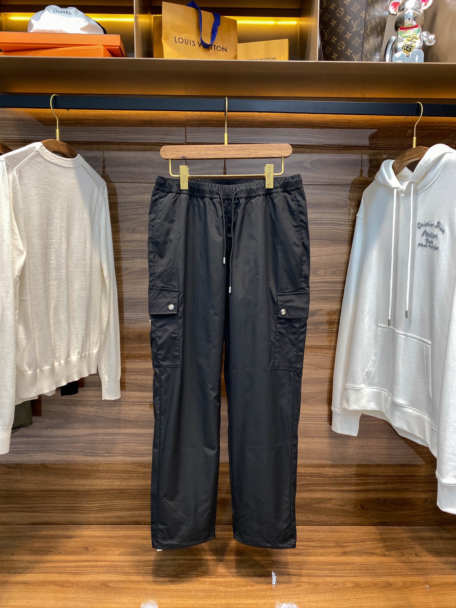 NO:568269,PRA25FW new autumn and winter quilted warm drawstring casual pants, men's classic triangle logo work pocket fashion sports casual trousers!  Trading company channels are rare, leading official website sales!  P's new overalls have become men's first choice for winter wear due to their excellent fabric quality, unique inner design and exquisite details!  This trousers is made of custom-made black polyester fabric. Every inch reveals extraordinary quality and craftsmanship. It is crisp and stylish, showing the tough style of overalls!  The superior drape design makes the pants shape more smooth and natural, showing off your taste. The fabric feels silky and smooth, giving your skin an unparalleled comfort experience!  The unique quilted quilting design on the inside is specially designed for cold winters. It has excellent windproof and thermal insulation properties and can easily cope with all kinds of bad weather. The delicate quilted interior provides all-round warmth and care for the legs!  Work pocket patches on both sides of the trouser legs are not only practical but also fashionable!  The ingenious combination of the metal four-button buckle and the classic triangle badge highlights the wearer's luxurious status and unique taste!  These detailed designs not only enhance the overall texture of the pants, but also make the wearer stand out from the crowd!  High elastic drawstring elastic waistband design, easily adapts to different waist needs, making it more comfortable to wear!  The drawstring cuff design of the trouser legs allows you to adjust the tightness according to personal preferences and switch to different outfits!  Whether paired with casual shoes or sports shoes, it can show a unique fashion charm and is a must-have trendy item for men in winter!  Size M-XXL M size waist 74/82cm - hip 114cm - front 29cm - thigh 66cm - trouser length 101cm - trouser leg 39cm L size waist 77/85cm - hip 117cm - front 29cm - thigh 68cm - trouser length 102cm - trouser leg 40cm XL size waist 80/88cm - hip 120cm - front 30cm - thigh 70cm - trouser length 103cm - trouser leg 41cm XXL size waist 84/92cm - hip 124cm - front 30cm - thigh 72cm - trouser length 105cm - trouser leg 42cm Size recommendation (standard version) Height 174-140 catties, try on L size!  Boys weighing less than 130 kilograms should choose M code, 130-145 kilograms should choose L code, 145-162 kilograms should choose XL code, and 162-180 kilograms should choose XXL code!  ,,prada,sneakers,alexander wang19860909PRA25FW秋冬新款绗缝夹棉保暖抽绳休闲裤,男士经典三角标工装口袋时尚运动休闲长裤！贸易公司渠道稀出,领先官网发售！P家新款工装裤以其卓越的面料品质、独特的内里设计以及精致的细节装饰,成为了男士冬季穿搭的优选！ 这款裤装采用客供定制黑色聚酯纤维面料,每一寸都透露出非凡的品质与匠心,挺括有型,展现出工装裤的硬朗风格！优越的垂感设计,让裤型更加流畅自然,彰显品味,面料触感丝滑,给予肌肤无与伦比的舒适体验！内里独特的绗缝夹棉设计,专为寒冷的冬季量身打造,防风保暖性能卓越,轻松应对各种恶劣天气,细腻的夹棉内里,给予腿部全方位的温暖呵护！ 裤腿两侧工装口袋贴饰,不仅实用更添时尚感！金属小人四合扣与经典三角标徽章的巧妙搭配,彰显穿着者的高奢身份与独特品味！这些细节设计不仅提升了裤子的整体质感,更让穿着者在人群中脱颖而出！高弹力抽绳松紧裤腰设计,轻松适应不同腰围需求,穿着更加舒适自如！裤脚抽绳束口设计,可根据个人喜好调整松紧度,切换不同穿搭造型！无论是搭配休闲鞋还是运动鞋,都能展现出独特的时尚魅力,是男士冬季必备的潮流单品！尺码M-XXL M码腰围74/82cm-臀围114cm-前档29cm-大腿围66cm-裤长101cm-裤脚39cm L码腰围77/85cm-臀围117cm-前档29cm-大腿围68cm-裤长102cm-裤脚40cm XL码腰围80/88cm-臀围120cm-前档30cm-大腿围70cm-裤长103cm-裤脚41cm XXL码腰围84/92cm-臀围124cm-前档30cm-大腿围72cm-裤长105cm-裤脚42cm 尺码推荐（标准版型） 身高174-140斤,试穿L码合适！ 男生体重130斤以内选择M码,130-145斤选择L码,145-162斤选择XL码,162-180斤选择XXL码！,,prada,sneakers,alexander wang,Men's clothing