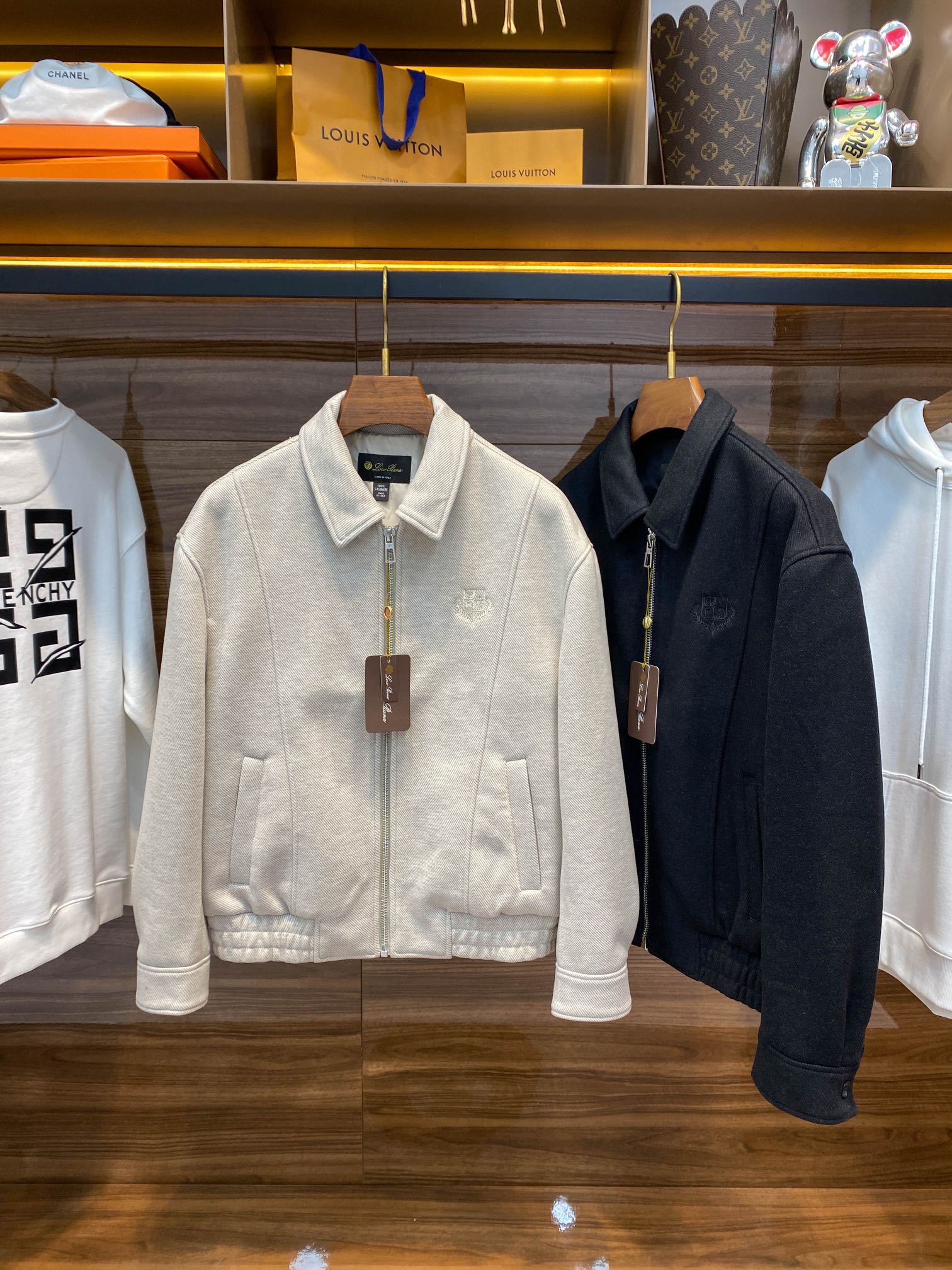 NO:611132,【-LFW new autumn and winter cotton blended twill woolen lapel jacket, men's classic badge embroidered business casual zipper jacket!  Trading company channels are rare, leading official website sales!  LP woolen lapel jacket interprets luxury with classics and achieves excellence with quality!  The design full of old money flavor not only has the formal feeling of business occasions, but also the relaxed and comfortable feeling of leisure occasions, truly realizing the combination of business and leisure!  This jacket is made of custom-made cotton blended woolen fabric. This fabric not only has the classic texture of wool, but also incorporates the comfort and breathability of cotton!  The clearly visible twill texture on the surface adds a sense of luxury and visual layering to the entire jacket. It feels soft and delicate, making it comfortable to wear. It is also anti-wrinkle and drapey, keeping the clothes crisp and elegant!  The classic badge embroidery on the chest is the finishing touch of the entire jacket. The lines are exquisite and full, and the details are handled just right, highlighting the wearer's taste and luxury status!  The placket is opened and closed with a custom-made brand-engraved zipper, which feels smooth and easy to operate. The brand-engraved zipper also highlights the unique charm of the brand!  The classic lapel jacket is cut in a simple yet fashionable style, making it the perfect choice to show off your taste and identity!  Black/beige, two colors included!  Size 48-56 Size 48 has shoulder width 53cm - chest 112cm - dress length 64cm - sleeve length 56cm Size 50 has shoulder width 54cm - chest 116cm - dress length 66cm - sleeve length 57cm Size 52 has shoulder width 55cm - chest 120cm - dress length 68cm - sleeve length 58cm  Size 54 has shoulder width 56cm - bust 124cm - dress length 70cm - sleeve length 60cm. Size 56 has shoulder width 57cm - chest 128cm - dress length 72cm - sleeve length 62cm. Size recommendation (standard version). Height 174-140 catties, try on size 50!  Boys weighing less than 130 pounds should choose size 48, 130-143 pounds should choose size 50, 143-156 pounds should choose size 52, 156-170 pounds should choose size 54, and 170-186 pounds should choose size 56!  ,,loro piana,jackets & coats,jackets & coats,alexander wang19860909【-LFW秋冬新款棉质混纺斜纹毛呢翻领夹克,男士经典徽章刺绣商务休闲拉链夹克外套！贸易公司渠道稀出,领先官网发售！LP毛呢翻领夹克,以经典诠释奢华,以品质成就典范！老钱味十足的设计,既有商务场合的正式感,又不失休闲场合的轻松惬意,真正实现了商务休闲兼具！ 这款夹克采用客供定制的棉质混纺毛呢面料,这种面料不仅具有毛呢的经典质感,还融入了棉质的舒适与透气性！表面清晰可见的斜纹肌理,为整件夹克增添了高级感和视觉层次感,触感软糯细腻,穿着舒适,同时抗皱有垂感,保持衣物的挺括与优雅！胸前经典的徽章刺绣是整件夹克的点睛之笔,线条精美饱满,细节处理得恰到好处,凸显出穿着者的品味与高奢身份！门襟采用客供定制的品牌刻印拉链开合,手感顺畅,操作方便,品牌刻印更彰显了品牌的独特魅力！经典翻领夹克版型裁剪,简约而不失时尚感,是您彰显品味与身份的不二之选！黑色/米色,两色入！尺码48-56 48码肩宽53cm-胸围112cm-衣长64cm-袖长56cm 50码肩宽54cm-胸围116cm-衣长66cm-袖长57cm 52码肩宽55cm-胸围120cm-衣长68cm-袖长58cm 54码肩宽56cm-胸围124cm-衣长70cm-袖长60cm 56码肩宽57cm-胸围128cm-衣长72cm-袖长62cm 尺码推荐（标准版型） 身高174-140斤,试穿50码合适！ 男生体重130斤以内选择48码,130-143斤选择50码,143-156斤选择52码,156-170斤选择54码,170-186斤选择56码！,,loro piana,jackets & coats,jackets & coats,alexander wang,Men's clothing