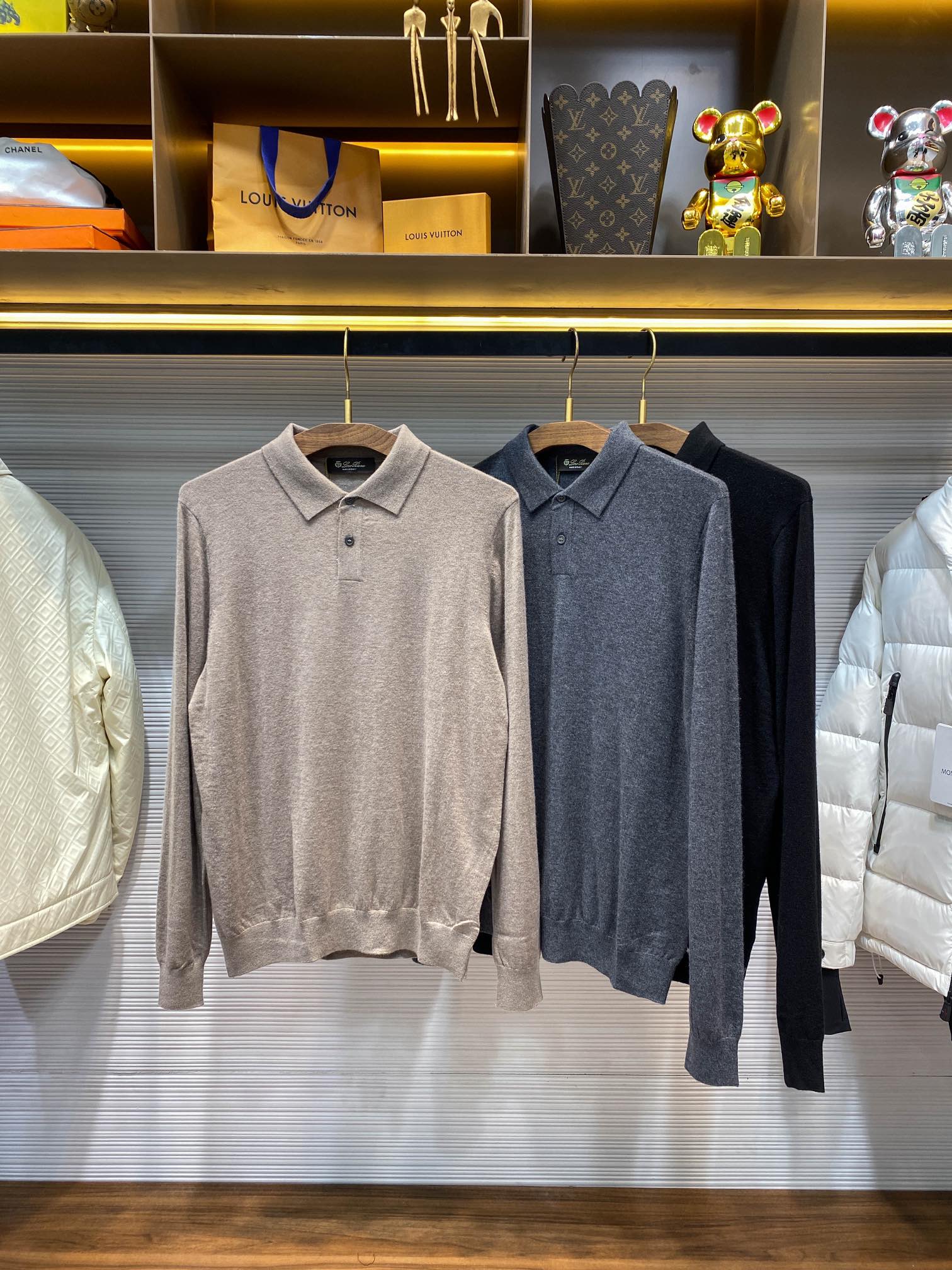 NO:119760,[-LFW autumn and winter new top cashmere knitted lapel sweater, classic two-pin button business casual solid color knitted Polo shirt for men!  Trading companies have sparse channels and are released on the official website at the same time!  The new LP solid color knitted Polo shirt is dedicated. Wearing it allows you to enjoy warmth and comfort while showing your unique personal charm and taste!  The fabric of this Polo shirt is woven with customized cashmere yarns, and each fiber is carefully selected to ensure that it is as thin as silk and as light as clouds!  This cashmere material not only feels warm and gives the skin the most gentle care, but also has extremely high warmth and breathability!  Even in the cold autumn and winter seasons, it can effectively lock body temperature and allow the air to flow freely, allowing you to enjoy a dry and comfortable wearing experience while keeping it warm!  In terms of design, it adopts a classic two-pin placket lapel design. This detail not only adds an overall sense of layering, but also allows the wearer to easily switch between formal and casual!  The lapel design cleverly embellishes the neck lines, making the overall shape more upright and stylish!  The simple solid color style shows a high-end and luxurious texture. Whether it is matched with suit pants or casual pants, it can be easily controlled, showing a unique taste and style!  Black/New Rat Grey/Medium Grey, three colors into it!  Size M-3XL M size shoulder width 42cm-bust 100cm-length 66cm-sleeve length 64cm L size shoulder width 44cm-bust 105cm-length 67cm-sleeve length 65cm XL size shoulder width 46cm-bust 110cm-leeve length 69cm-sleeve length 66cm XXL size shoulder width 48cm-bust 116cm-leeve length 71cm-sleeve length 67cm 3XL size shoulder width 50cm-bust 122cm-leeve length 73cm-sleeve length 67cm Size recommendation (standard version) Height 174-140 catties, try on L size appropriate!  A boy can choose M code within 130 catties, a L code for 130-143 catties, a XL code for 143-156 catties, a XXL code for 156-170 catties, and a 3XL code for 170-185 catties!  ,loro piana,sweaters,business suit,alexander wang19860909【-LFW秋冬新款顶级山羊绒针织翻领毛衣,男士经典两粒扣商务休闲纯色针织Polo衫！贸易公司渠道稀出,同步官网发售！LP新款纯色针织Polo衫奉献,穿上它让您在享受温暖与舒适的同时,也能展现出独特的个人魅力与品味！ 这款Polo衫的面料采用了客供定制的羊绒纱线进行织造,每一根纤维都经过精心挑选,确保其细软如丝、轻盈若云！这种羊绒材质不仅触感温润,给予肌肤最温柔的呵护,更拥有着极高的保暖性和透气性！即便是在寒冷的秋冬季节,它也能有效地锁住体温,同时让空气自由流通,让您在保持温暖的同时,也能享受到干爽舒适的穿着体验！ 设计上它采用了经典的两粒扣门襟翻领设计,这一细节不仅增添了整体的层次感,更使得穿着者在正式与休闲之间能够轻松切换！翻领的设计巧妙地修饰了颈部线条,使得整体造型更加挺拔有型！而简约纯色的风格,则彰显出一种高级而奢华的质感,无论是搭配西装裤还是休闲裤,都能轻松驾驭,展现出独特的品味与格调！黑色/新鼠灰/中灰,三色入！尺码M-3XL M码肩宽42cm-胸围100cm-衣长66cm-袖长64cm L码肩宽44cm-胸围105cm-衣长67cm-袖长65cm XL码肩宽46cm-胸围110cm-衣长69cm-袖长66cm XXL码肩宽48cm-胸围116cm-衣长71cm-袖长67cm 3XL码肩宽50cm-胸围122cm-衣长73cm-袖长67cm 尺码推荐（标准版型） 身高174-140斤,试穿L码合适！ 男生体重130斤以内选择M码,130-143斤选择L码,143-156斤选择XL码,156-170斤选择XXL码,170-185斤选择3XL码！,,loro piana,sweaters,business suit,alexander wang,Men's clothing