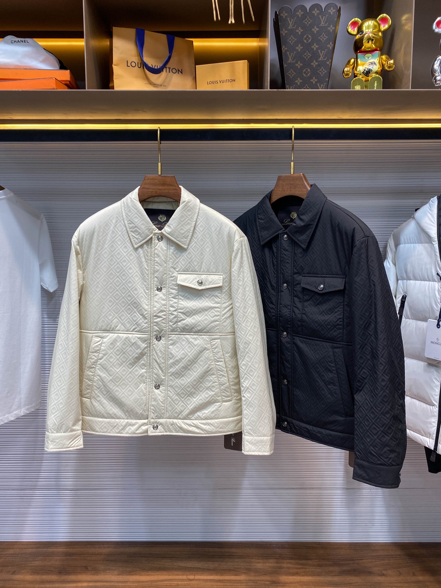 NO:119758,【】-LFW autumn and winter new lightweight technology fiber fashionable lapel cotton coat, men's three-dimensional diamond plaid relief dark pattern business casual warm jacket jacket!  Trading companies have sparse channels and are released on the official website at the same time!  A new autumn and winter jacket designed to pursue quality and temperament can not only bring warmth and comfort to the wearer, but also show extraordinary taste and style in every move!  The fabric is made of customized technology fiber materials, which not only feels smooth and soft, but also like gently stroking the tender leaves in early spring, bringing people endless tenderness and comfort, but also contains advanced technological elements, ensuring the wear resistance, wrinkle resistance and breathability of the clothes. Even in the cold winter, the wearer can feel the freedom and comfort like spring!  The most eye-catching thing about the whole dress is the three-dimensional relief diamond-shaped lattice jacquard design that is used throughout the body. These delicate dark patterns appear faintly under the light, like mysterious symbols hidden in ancient murals, which are both low-key and luxurious. They are the finishing touch of the whole dress, demonstrating the wearer's unique luxury aura and extraordinary taste!  The inner part is filled with high-quality cotton, which is light and warm. Even at temperatures below zero, it can easily resist the invasion of cold wind and let the warmth follow you like a shadow!  At the same time, this filler also has good breathability, avoiding the stuffy feeling that traditional cotton coats may bring, allowing the wearer to enjoy the warmth while keeping the skin dry and comfortable!  The customized brand engraved metal quad buckles from the Wanjinke, every detail reveals exquisiteness and high-endness!  The classic lapel jacket style not only retains the handsomeness and ability of the jacket, but also incorporates the elegance and calmness of the lapel. It can be easily controlled in business occasions or casual times, showing the wearer's unique style and charm!  Black/Beige, two colors into it!  Size 48-56 Size 48-shoulder width 48cm-bust 104cm-length 64cm-sleeve length 57cm 50-shoulder width 49cm-bust 108cm-length 66cm-sleeve length 58cm 52-shoulder width 50cm-bust 112cm-length 68cm-sleeve length 59cm 54-shoulder width 51cm-bust 116cm-length 70cm-sleeve length 61cm 56-shoulder width 52cm-bust 120cm-length 72cm-sleeve length 63cm Size recommended (standard version) Height 174-140 catties, try on 50 sizes appropriate!  A boy can choose 48 digits within 130 catties, a 50 digit for 130-142 catties, a 52 digit for 142-155 catties, a 52 digit for 155-168 catties, a 54 digit for 168-183 kg, a 56 digit for 168-183 catties!  ,,jackets & coats,jackets & coats,alexander wang19860909【】-LFW秋冬新款轻质科技纤维时尚翻领棉衣,男士立体菱形格浮雕暗纹商务休闲保暖夹克外套！贸易公司渠道稀出,同步官网发售！一款专为追求品质与气质的秋冬新款外套,它不仅能够为穿着者带来温暖与舒适,更能在举手投足间彰显出非凡的品味与格调！ 其面料选用了客供定制的科技纤维材质,不仅触感丝滑软糯,如同轻抚过初春的嫩叶,带给人无尽的温柔与舒适,更蕴含着先进的科技元素,确保了衣物的耐磨性、抗皱性与透气性,即便是寒风凛冽的冬日,也能让穿着者感受到如春般的自在与惬意！整件衣服最为引人注目的,莫过于那通体采用的立体浮雕菱形格暗纹提花设计,这些细腻的暗纹在光线的照耀下若隐若现,如同古老壁画中隐藏的神秘符号,既低调又不失奢华,堪称整件衣服的点睛之笔,彰显出穿着者独特的高奢气场与不凡品味！ 内里则采用了高品质的夹棉填充,轻盈而不失保暖性能,即便是零下的温度,也能轻松抵御寒风侵袭,让温暖如影随形！同时这种填充物还具有良好的透气性,避免了传统棉衣可能带来的闷热感,让穿着者在享受温暖的同时,也能保持肌肤的干爽与舒适！门襟客供定制的品牌刻印金属四合扣,每一个细节都透露着精致与高级！经典的翻领夹克版型,既保留了夹克的帅气与干练,又融入了翻领的优雅与从容,无论是商务场合还是休闲时光,都能轻松驾驭,展现出穿着者独有的风采与魅力！黑色/米白色,两色入！尺码48-56 48码肩宽48cm-胸围104cm-衣长64cm-袖长57cm 50码肩宽49cm-胸围108cm-衣长66cm-袖长58cm 52码肩宽50cm-胸围112cm-衣长68cm-袖长59cm 54码肩宽51cm-胸围116cm-衣长70cm-袖长61cm 56码肩宽52cm-胸围120cm-衣长72cm-袖长63cm 尺码推荐（标准版型） 身高174-140斤,试穿50码合适！ 男生体重130斤以内选择48码,130-142斤选择50码,142-155斤选择52码,155-168斤选择54码,168-183斤选择56码！,,jackets & coats,jackets & coats,alexander wang,Men's clothing