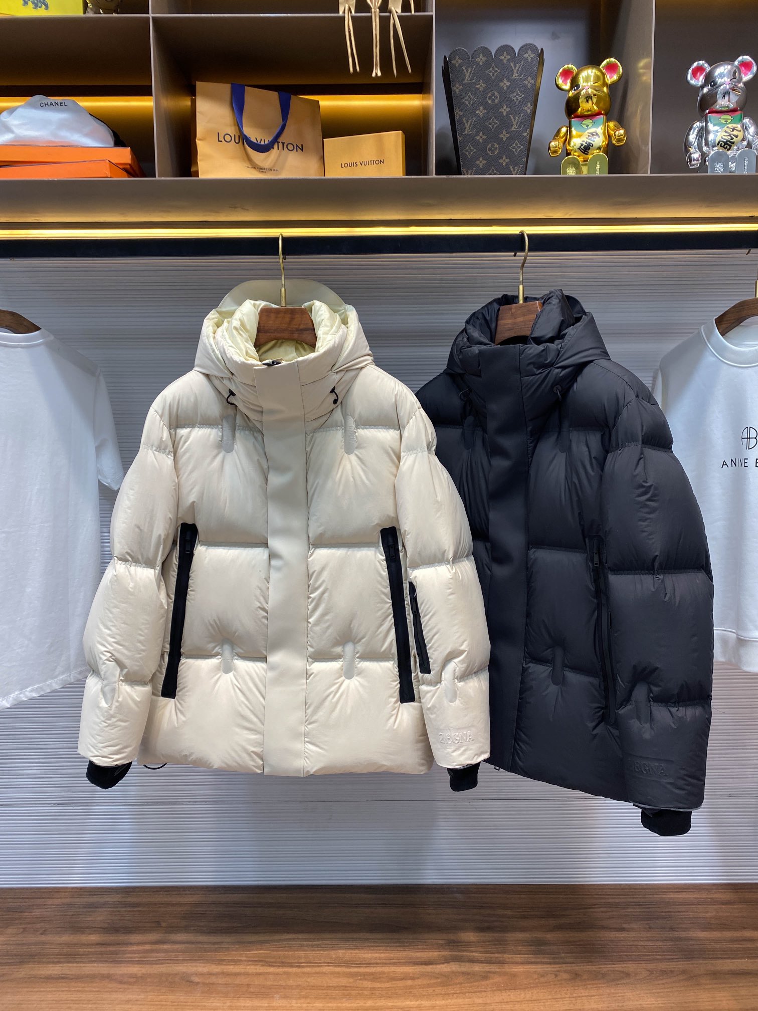 NO:612955,EZ25SS new spring and summer waterproof nylon windproof hooded stand-collar down jacket, men's three-dimensional embossed logo laminated zipper large pocket warm down jacket!  Trading company channels are rarely available, and the official website is on sale at the same time for 29,800 RMB!  Z family's new high-end series of down jackets are online. Whether it is outdoor adventures or city walks, it allows you to easily cope with various weather changes and enjoy a comfortable and warm wearing experience. This down jacket is not only a piece of warm clothing, but also a symbol of your taste and status!  The fabric of this down jacket is made of customized high-density lightweight nylon. This fabric is not only as light as a feather, but also has excellent windproof and water-repellent properties. Even in the face of sudden wind and snow, it can easily cope with it and keep the body dry and warm!  Its excellent outdoor functionality allows you to enjoy the beauty of nature without worrying about the intrusion of the harsh external environment!  The inside is filled with European standard 90 goose down. Each goose down has been carefully selected to ensure the best thermal performance of the down jacket!  Through the double-pressed three-dimensional quilting and partial gluing process for grid fixation, the goose down is distributed more evenly, the overall is fluffy and full, and the elasticity is superior!  When you put it on, you will instantly feel the feeling of being tightly wrapped in warmth, showing your unique and outstanding style!  The design is simple yet fashionable, with large laminated zipper pockets on both sides, which not only makes it easy for you to access items at any time, but also adds a bit of fashion!  The taped pockets make the entire down jacket more durable and less likely to wear out!  The addition of three-dimensional laminated logos on the cuffs and webbing elements on the back collar is the finishing touch!  These design details not only enhance the fashion sense of the down jacket, but also become a symbol of luxury status, making you stand out from the crowd and become the center of attention!  In addition, the down jacket is also equipped with a knob-adjustable windproof hood, elastic ribbed cuffs, and a drawstring-adjustable hem. These design details can well resist the cold weather and keep you warm and comfortable in the cold winter!  At the same time, these designs also take into account fashion and temperature, allowing you to keep warm while showing your unique fashion taste!  Black/off-white, two colors included!  Sizes S-XL S size shoulder width 51cm-bust 114cm-shirt length 74cm-sleeve length 62cm M size shoulder width 52cm-chest 118cm-shirt length 75cm-sleeve length 63cm L size shoulder width 53cm-chest 122cm-shirt length 76cm-sleeve length 64cm XL size shoulder width 54cm-chest 126cm-shirt length 77cm-sleeve length 65cm  Size recommendation (standard version) Height 174-jin, try on size M and it fits!  For boys weighing less than 133 pounds, choose size S, if you weigh 133-jin, choose size M, if you weigh -165 pounds, choose size L, and if you weigh 165-185 pounds, choose size XL!  ,,jackets & coats,down jacket,hats,alexander wang19860909EZ25SS春夏新款防水尼龙防风连帽立领羽绒服 男士立体浮雕压花标识压胶拉链大口袋保暖羽绒服外套！贸易公司渠道稀出,同步官网发售29800RMB！Z家新款高端系列羽绒服上线,无论是户外探险还是城市漫步,都能让您轻松应对各种天气变化,享受舒适温暖的穿着体验.这款羽绒服不仅是一件保暖衣物,更是您品味与身份的象征！ 这款羽绒服的面料选用了客供定制的高密度轻质尼龙,这种面料不仅轻盈如羽,更具备了出色的防风拒水性能,即便是面对突如其来的风雪天气,也能轻松应对,保持身体干爽温暖！其优异的户外功能性,让您在享受大自然美景的同时,无需担心外界恶劣环境对您的侵扰！内里填充的是符合欧标90鹅绒,每一朵鹅绒都经过精心挑选,确保了羽绒服的保暖性能达到最佳！通过双压线立体绗缝和局部压胶工艺进行分格固定,使得鹅绒分布更加均匀,整体蓬松饱满,回弹性优越！穿上它瞬间感受到被温暖紧紧包裹的感觉,彰显出与众不同的出众型格！ 设计上简约而不失时尚感,两侧采用了压胶拉链大口袋设计,不仅方便您随时存取物品,更增添了几分时尚气息！口袋的压胶处理,使得整件羽绒服更加耐用,不易磨损！袖口处立体压胶标识与后领织带元素的加入,更是点睛之笔！这些设计细节不仅提升了羽绒服的时尚感,更成为了高奢身份的象征,让您在人群中脱颖而出,成为众人瞩目的焦点！此外羽绒服还配备了旋钮调节式防风帽兜、弹力罗纹袖口设计以及抽绳式调节束口下摆,这些设计细节能够很好地抵御严寒气候,让您在寒冷的冬季也能保持温暖舒适！同时这些设计也兼顾了时髦与温度,让您在保暖的同时,也能展现出独特的时尚品味！黑色/米白,两色入！尺码S-XL S码肩宽51cm-胸围114cm-衣长74cm-袖长62cm M码肩宽52cm-胸围118cm-衣长75cm-袖长63cm L码肩宽53cm-胸围122cm-衣长76cm-袖长64cm XL码肩宽54cm-胸围126cm-衣长77cm-袖长65cm 尺码推荐（标准版型） 身高174-斤,试穿M码合适！ 男生体重133斤以内选择S码,133-斤选择M码,-165斤选择L码,165-185斤选择XL码！,,jackets & coats,down jacket,hats,alexander wang,Men's clothing