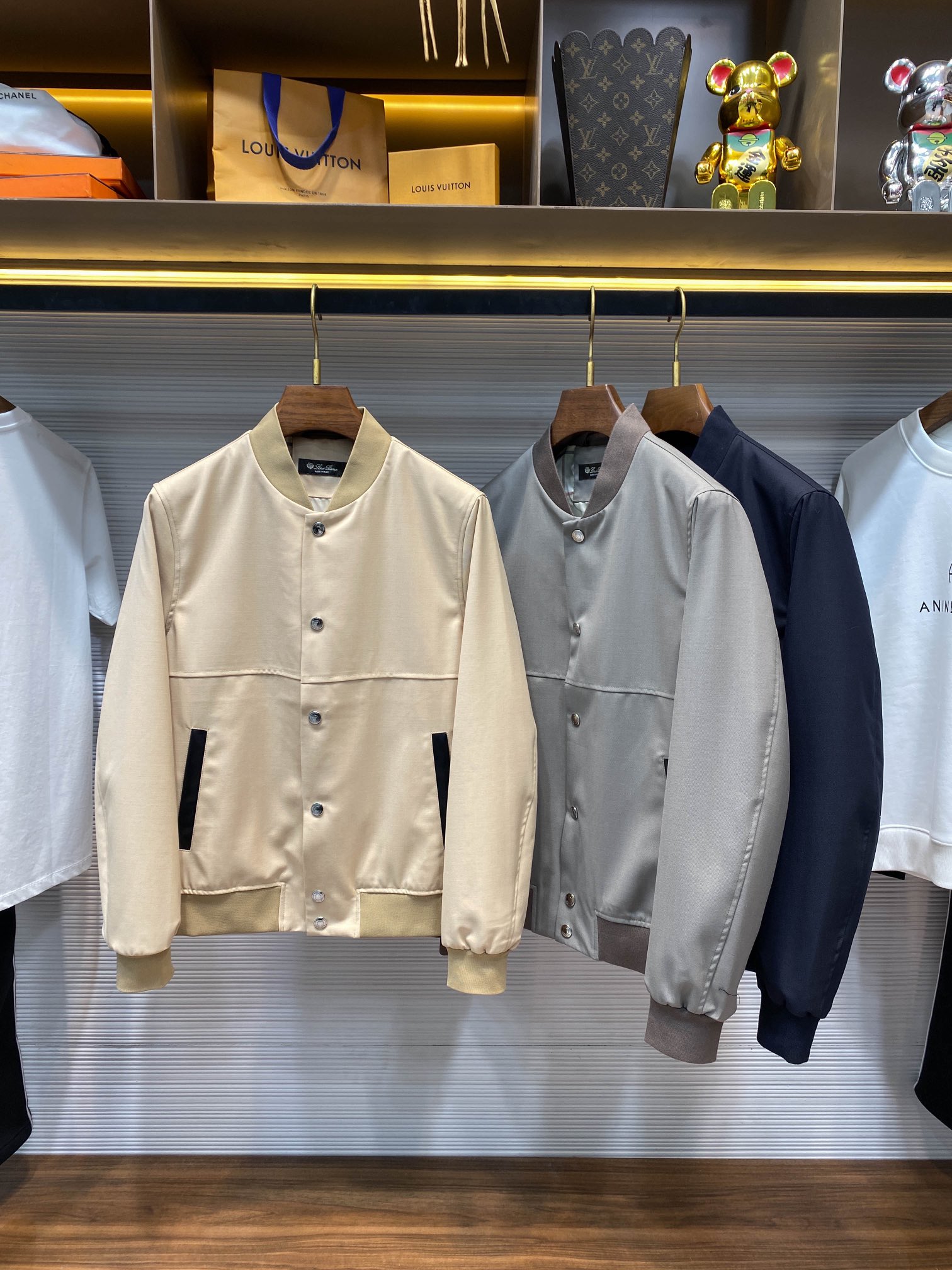 NO:611117,[LFW's new autumn and winter twill wool mixed-match baseball collar jacket, men's fashionable leather pocket business casual versatile jacket!  Trading company channels are rare and available on the official website simultaneously!  A men's jacket that combines classicness and fashion. With its unique design details and excellent fabric texture, it has become an indispensable item in many men's wardrobes!  This jacket is made of custom-made wool blend fabric. Its surface shows a twill texture, which is three-dimensional and clear, as if every inch contains the careful craftsmanship of the craftsman!  This kind of fabric not only has excellent anti-wrinkle properties, but also maintains a smooth appearance even after being worn and folded for a long time!  What's even more rare is that it also has a good sense of drape, allowing the jacket to hang naturally, showing smooth and elegant lines!  Open the inside of the jacket and you will find a carefully designed plaid lining. This lining not only has a harmonious color combination, but also has a silky and breathable touch, making you feel cool and comfortable even in the hot summer!  The collar, cuffs and hem all use custom-woven rib splicing technology. This design not only enhances the elasticity and comfort of the jacket, but also visually enhances the three-dimensional and fashionable style!  The design of the front leather insert pocket is undoubtedly a highlight of this jacket. It cleverly uses the splicing of different materials to add a layer of layering and fashion to the jacket!  The custom-made brand metal snap buckle at the placket highlights the high quality and uniqueness of this jacket. It not only has a high-end texture, but also reflects the brand's ingenuity in details!  The stylish baseball collar design, combined with three-dimensional tailoring technology, makes the jacket fit more closely to your body shape when worn, showing a tall and confident posture!  Grey/beige/blue, three colors available!  Size 48-56 Size 48 has shoulder width 43cm - chest 102cm - dress length 65cm - sleeve length 63cm Size 50 has shoulder width 44cm - chest 106cm - dress length 67cm - sleeve length 64cm Size 52 has shoulder width 45cm - chest 110cm - dress length 69cm - sleeve length 65cm  Size 54 has shoulder width 46cm - chest 114cm - dress length 71cm - sleeve length 66cm. Size 56 has shoulder width 47cm - chest 118cm - dress length 73cm - sleeve length 67cm. Size recommendation (standard version). Height 174-140 catties, try on size 50!  Boys weighing less than 128 pounds should choose size 48, 128-140 pounds should choose size 50, 140-153 pounds should choose size 52, 153-166 pounds should choose size 54, and 166-180 pounds should choose size 56!  ,,jackets & coats,jackets & coats,alexander wang19860909【LFW秋冬新款斜纹羊毛混搭棒球领夹克,男士时尚拼皮插袋商务休闲百搭夹克外套！贸易公司渠道稀出,同步官网发售！一款集经典与时尚于一身的男士外套,以其独特的设计细节与卓越的面料质感,成为了众多男性衣橱中不可或缺的单品！ 这款夹克采用了客供定制的羊毛混纺面料,其表面呈现出斜纹肌理,立体而清晰,仿佛每一寸都蕴含着匠人的精心雕琢！这种面料不仅抗皱性能出色,即便经过长时间的穿着与折叠,依然能保持平整如初的外观！更难得的是,它还拥有着良好的垂坠感,让夹克自然垂落,展现出流畅而优雅的线条！翻开夹克的内里,你会发现一片精心设计的格纹内衬.这内衬不仅色彩搭配和谐,更在触感上达到了丝滑透气的效果,即便是炎炎夏日,也能让你感受到一丝凉爽与舒适！ 衣领、袖口以及下摆处,均采用了定织罗纹拼接技术,这种设计不仅增强了夹克的弹性与舒适度,更在视觉上提升了款型的立体感与时尚感！正面拼皮插袋的设计,无疑是这款夹克的一大亮点,它巧妙地运用了不同材质的拼接,为夹克增添了几分层次感与时尚度！门襟处客供定制的品牌金属四合扣更是彰显了这款夹克的高品质与独特性,不仅质感高级,更在细节上体现了品牌的匠心独运！时尚的棒球领设计,结合立体剪裁技术,使得夹克在穿着时更加贴合身形,展现出挺拔而自信的姿态！灰色/米色/蓝色,三色入！尺码48-56 48码肩宽43cm-胸围102cm-衣长65cm-袖长63cm 50码肩宽44cm-胸围106cm-衣长67cm-袖长64cm 52码肩宽45cm-胸围110cm-衣长69cm-袖长65cm 54码肩宽46cm-胸围114cm-衣长71cm-袖长66cm 56码肩宽47cm-胸围118cm-衣长73cm-袖长67cm 尺码推荐（标准版型） 身高174-140斤,试穿50码合适！ 男生体重128斤以内选择48码,128-140斤选择50码,140-153斤选择52码,153-166斤选择54码,166-180斤选择56码！,,jackets & coats,jackets & coats,alexander wang,Men's clothing