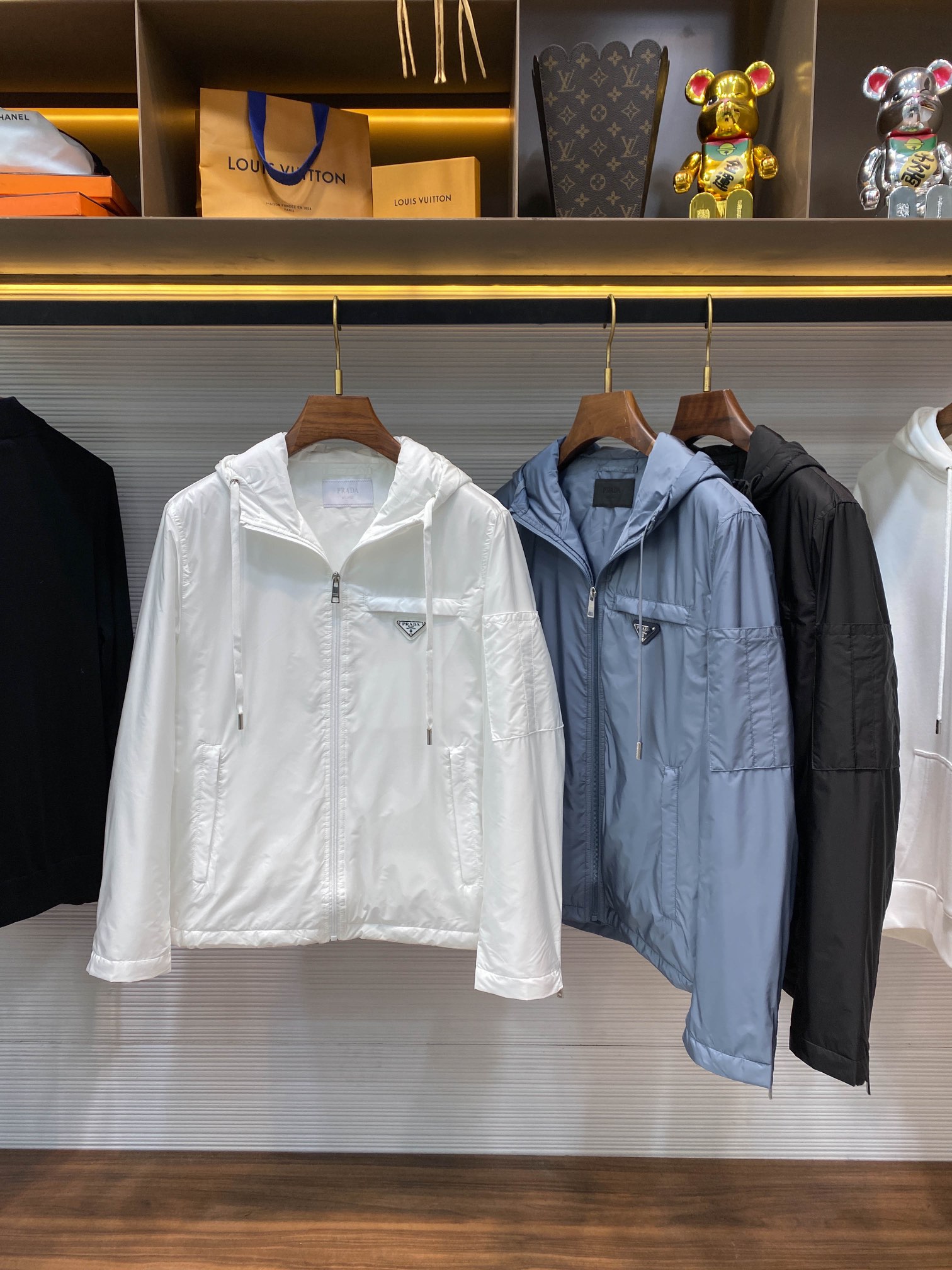 NO:119750,【32052】A 131P-PRA24FW autumn and winter latest high-density nylon waterproof fill thin cotton coat, classic triangle badge for men, fashionable drawstring hooded zipper jacket cotton jacket! Trading companies have sparse channels and are released on the official website at the same time! The new autumn and winter jacket of P home has become an ideal choice for men with its light texture, comfort and warmth and diverse design details! Whether it is outdoor activities or daily outfits, you can show your unique personality and fashionable charm! The fabric is made of high-density nylon material, which not only has the function of wind and water repellent, but also effectively prevents wear and scratches, providing significant protection for outdoor activities! The lightweight cotton lining design of the inner lining makes the overall texture light and not bloated, and at the same time provides good warm and warm locking effect! In terms of detailed design, the jacket's chest pocket uses a classic enamel-coated triangle badge below, and the zippered chest pocket design is both practical and fashionable! In addition, the hood is non-removable, which is convenient for adjustment according to weather conditions. The cuff zipper slit and hem elastic drawstring can be adjusted, making this jacket more flexible and changeable! In addition to functionality and practicality, the layout and tailoring also pays great attention to details! The casual and loose fitting makes this jacket look handsome and stylish when it comes to the upper body, and can be controlled by both young and middle-aged people! Not only that, the design of this jacket is also very suitable for various occasions, and can show your personal fashion taste in daily casual or formal occasions! Black/white/blue, three colors into it! Size 48-56 Size 48-shoulder width 45cm-bust 106cm-length 64cm-sleeve length 60cm 50-shoulder width 46cm-bust 110cm-length 66cm-sleeve length 61cm 52 Size 47cm-bust width 114cm-length 68cm-sleeve length 62cm 54 Sleeve width 48cm-bust 118cm-length 70cm-sleeve length 63cm 56 Sleeve width 49cm-bust 122cm-length 72cm-sleeve length 65cm Size recommended (standard version) Height 174-140 catties, try on 50 sizes appropriate! A boy can choose 48 digits within 130 catties, 50 digits for 130-143 catties, 52 digits for 143-156 catties, 54 digits for 156-172 catties, and 56 digits for 172-188 catties! ,,prada,jackets & coats,jackets & coats,hats,alexander wang19860909【32052】A 131P-PRA24FW秋冬最新高密度尼龙防水填充薄款棉衣,男士经典三角标徽章时尚抽绳连帽拉链夹克棉服外套！贸易公司渠道稀出,同步官网发售！P家秋冬新款外套以其轻盈质感、舒适保暖和多样化的设计细节成为了男士们理想的选择！无论是在户外活动还是日常穿搭中,都能够展现出独特的个性和时尚魅力！ 面料采用了面料甄选客供进口高密度尼龙材质,不仅具有防风拒水的功能,还能有效防止磨损和刮伤,为户外活动提供了显著的保护！内里轻薄夹棉加衬设计使得整体质感轻盈而不显臃肿,同时又能提供良好的保暖锁温功效！在细节设计上,这款外套胸袋下方采用了经典珐琅涂层三角标徽章,拉链胸袋的设计既实用又时尚！此外连帽是不可拆卸的设计,方便根据天气情况进行调整,袖口拉链开衩和下摆松紧抽绳可调节束口设计,使得这款外套更加灵活多变！除了功能性和实用性之外,在版型剪裁上也非常注重细节！休闲宽松的版型剪裁使得这款外套上身时帅气有型,无论是年轻人还是中年人都能够驾驭！不仅如此这款外套的设计还非常适合各种场合的穿搭,无论是日常休闲还是正式场合都能够展现出个人的时尚品味！黑色/白色/蓝色,三色入！尺码48-56 48码肩宽45cm-胸围106cm-衣长64cm-袖长60cm 50码肩宽46cm-胸围110cm-衣长66cm-袖长61cm 52码肩宽47cm-胸围114cm-衣长68cm-袖长62cm 54码肩宽48cm-胸围118cm-衣长70cm-袖长63cm 56码肩宽49cm-胸围122cm-衣长72cm-袖长65cm 尺码推荐（标准版型） 身高174-140斤,试穿50码合适！ 男生体重130斤以内选择48码,130-143斤选择50码,143-156斤选择52码,156-172斤选择54码,172-188斤选择56码！,,prada,jackets & coats,jackets & coats,hats,alexander wang,Men's clothing