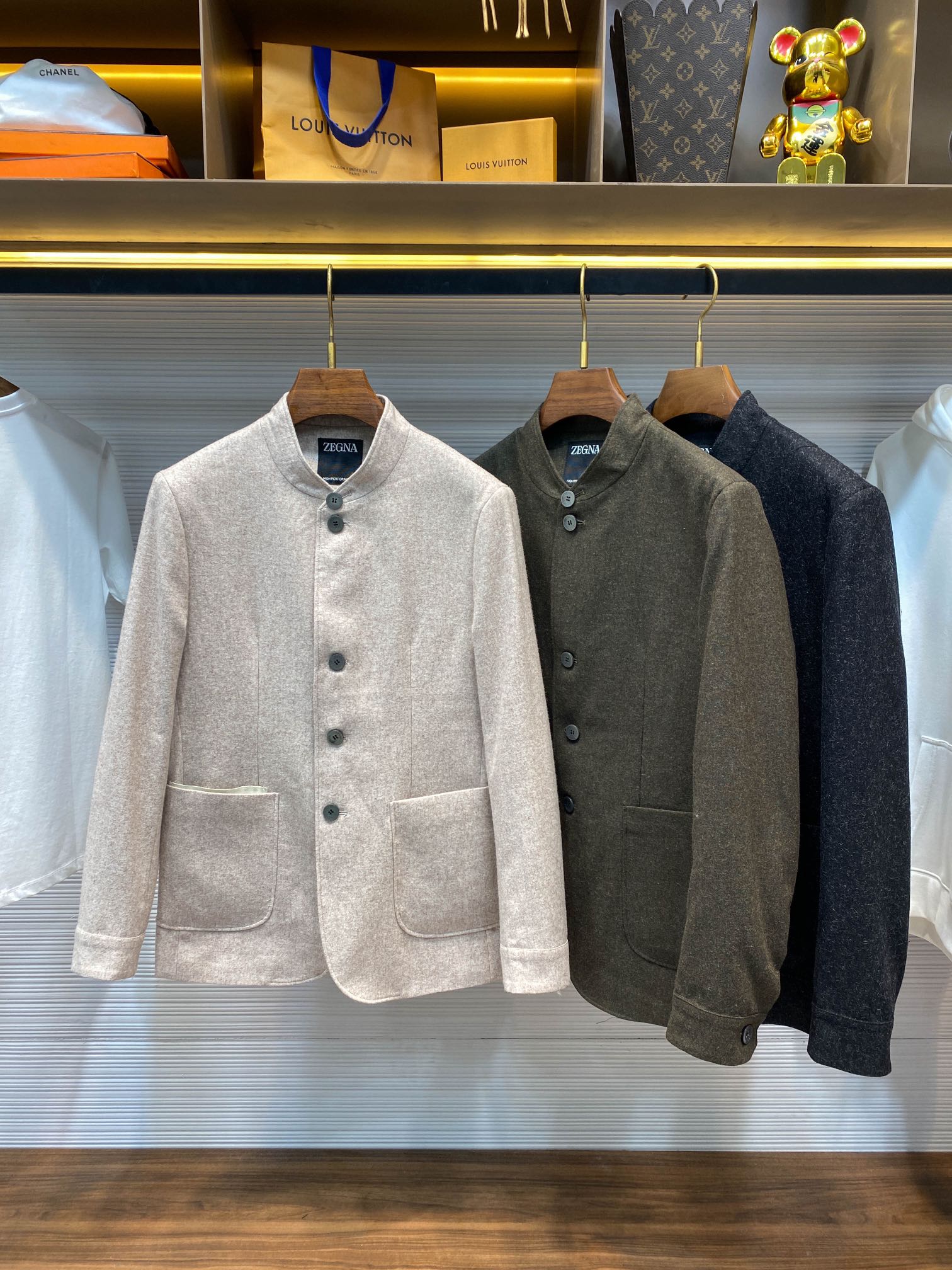 NO:596692,【-EZ25SS early autumn new brushed cotton blend stand collar suit jacket, men's back collar leather label nameplate business casual versatile suit jacket jacket!  The trading company channel is rare, and it is available for sale on the official website at the same time for 44830 RMB!  Z's new stand-collar suit jacket has become a must-have in urban men's wardrobes due to its excellent fabrics, unique design and practical functions!  The fabric is made of custom-made 90% cotton + 5% spandex blend. This unique ratio makes the fabric not only comfortable and breathable as cotton, but also has the elasticity and wear resistance of spandex!  What's even more special is that the surface has also undergone a fine sanding process, which makes the entire jacket extremely soft and waxy to the touch, with a soft texture that wraps the skin as gently as a cloud!  At the same time, this fabric also maintains good stiffness, making the jacket look stylish!  The leather patchwork elements are cleverly integrated into the left pocket of the front panel, echoing the Route 232 leather brand logo on the back collar, which makes the entire jacket more brand-like in style, allowing people to recognize its extraordinary origins at a glance!  The placket is engraved with mother-of-pearl buttons with the brand's logo. These buttons shine with a warm luster in the sun, and every detail reveals sophistication and sophistication!  The three-dimensional splicing design technique allows the jacket to fit the body shape when worn, showing a three-dimensional tailoring effect!  At the same time, it is equipped with a stand-up collar design, which adds a bit of sophistication and handsomeness to the jacket!  The slit design at the back hem takes into account both practical function and versatile style. It is convenient for movement and can be easily matched with various pants and shoes, allowing the wearer to show his or her unique charm in different occasions!  A fine men's clothing that combines fashion and practicality, regardless of age or body shape, looking forward to your interpretation!  Beige/green/black, three colors available!  Size 48-54 Size 48 has shoulder width 44cm - chest 100cm - dress length 71cm - sleeve length 62cm Size 50 has shoulder width 45cm - chest 104cm - dress length 73cm - sleeve length 63cm Size 52 has shoulder width 46cm - chest 108cm - dress length 75cm - sleeve length 64cm  Size 54, shoulder width 47cm - bust 112cm - length 77cm - sleeve length 65cm. Recommended size (standard version). Height 174kg, try on size 50 which is suitable!  Boys weighing less than 100 pounds should choose size 48, -143 pounds should choose size 50, 143-156 pounds should choose size 52, and 156-172 pounds should choose size 54!  ,,jackets & coats,jackets & coats,business suit,alexander wang19860909【-EZ25SS早秋新款磨毛棉质混纺立领西服夹克,男士后领皮标铭牌商务休闲百搭西装夹克外套！贸易公司渠道稀出,同步官网发售44830RMB！Z家新款立领西装夹克以其卓越的面料、独特的设计以及实用的功能,成为了都市男性衣橱中的必备之选！ 其面料采用的是客供定制的90棉+5氨纶混纺,这种独特的配比使得面料既拥有棉的舒适透气,又兼具氨纶的弹性与耐磨性！更为特别的是,表面还经过了精细的磨毛工艺处理,这使得整件夹克在触感上变得异常软糯,质感轻柔,仿佛云朵般温柔地包裹着肌肤！同时这种面料还保持着良好的挺括性,使得夹克在与有型的身姿！前幅左口袋处巧妙地融入了拼皮元素,与后领处的232号公路皮革品牌标识相呼应,更是令整件夹克在造型上更具品牌风范,让人一眼就能认出它的不凡出身！门襟处雕刻着品牌Logo的母贝扣,这些扣子在阳光下闪耀着温润的光泽,每一个细节都透露着精致与考究！ 立体拼接式的设计手法,使得夹克在穿着时能够贴合身形,展现出立体的剪裁效果！同时配以立领的造型设计,更是为夹克增添了几分干练与帅气！而后下摆的开衩设计,则兼顾了实用功能与百搭风格,既方便活动又能够轻松搭配各种裤装与鞋履,让穿着者在不同的场合下都能展现出自己的独特魅力！一款集时尚与实用于一身的精品男装,不受年龄和身材的限制,期待着你的演绎！米色/绿色/黑色,三色入！尺码48-54 48码肩宽44cm-胸围100cm-衣长71cm-袖长62cm 50码肩宽45cm-胸围104cm-衣长73cm-袖长63cm 52码肩宽46cm-胸围108cm-衣长75cm-袖长64cm 54码肩宽47cm-胸围112cm-衣长77cm-袖长65cm 尺码推荐（标准版型） 身高174-斤,试穿50码合适！ 男生体重斤以内选择48码,-143斤选择50码,143-156斤选择52码,156-172斤选择54码！,,jackets & coats,jackets & coats,business suit,alexander wang,Men's clothing