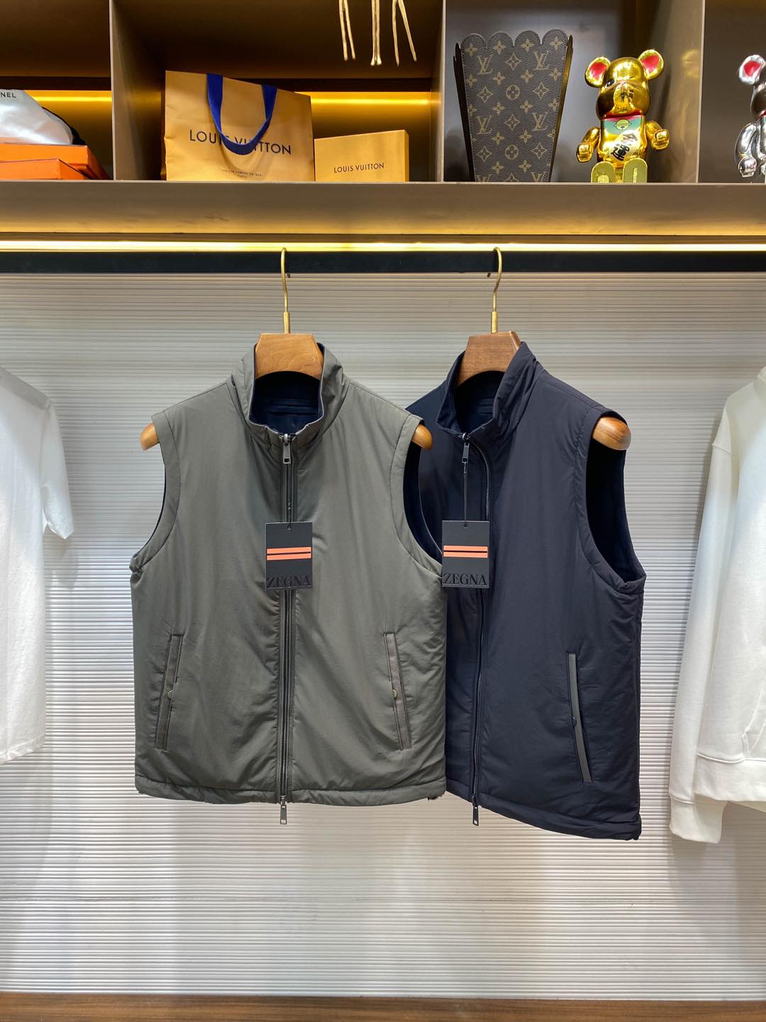 NO:129819,【】EZ25SS early spring new lightweight nylon material with double-sided thin cotton stand-alone vest, and men's classic flocking logo with cotton sleeveless vest jacket on both sides!  Trading companies have sparse channels and are released on the official website at the same time!  From the high-end men's clothing series, it is a brand that is versatile and not picky, and it meets the matching of multiple styles!  One person explores the city, or a group of people gradually move into the mountains and fields, all of them are accompanied by Z's selected coats to accompany them, and they go on a fearless exploration journey together!  This double-sided vest combines fashionable urban style and practical design. The fabric is made of customized lightweight nylon material, while the other side is made of blue knitted fabric, which makes the touch soft, comfortable and high-end!  The inner cotton filling can cope with the spring, autumn and winter seasons, providing some warmth!  The iconic flocking logo embellishments on the chest and the details of the leather-patched pockets show the brand's unique luxury charm and the beauty of details!  The iconic webbing on the back collar interprets the symbol of status. The Z family produces no need to hesitate. The double-sided design is easier to integrate into various weather and occasions, making it the most perfect jacket item for daily commuting!  Green/blue, two colors into it!  Size 48-56 Size 48 shoulder width 42cm - bust 106cm - length 63cm Size 50 shoulder width 43cm - bust 110cm - length 64cm Size 52 shoulder width 44cm - bust 114cm - length 65cm Size 54 shoulder width 45cm - bust 118cm - length 67cm Size 56 shoulder width 46cm - bust 122cm - length 69cm Size recommended (standard version) Height 174-140 catties, try on 50 sizes suitable!  A boy can choose 48 digits within 130 catties, a 50 digit for 130-142 catties, a 52 digit for 142-155 catties, a 52 digit for 155-168 catties, a 54 digit for 168-183 kg, a 56 digit for 168-183 catties!  ,,jackets & coats,jackets & coats,alexander wang19860909【】EZ25SS早春新款轻质尼龙材质双面穿薄棉立领马甲,男士经典植绒标识两面穿夹棉无袖背心夹克外套！贸易公司渠道稀出,同步官网发售！来自高端男装系列翘首品牌,基础百搭不挑人的双面穿,满足多种风格的搭配！ 一个人探索都市,抑或一群人逐步山野,皆有Z家精选外套护航相伴,共赴风雨无惧的探索之旅！这款双面穿马甲集时髦的都市风格与实用设计于一体,面料选用客供定制轻质尼龙材质,另一面则采用蓝色针织面料,触感软糯舒适显高级！内里夹棉填充,可应对春秋冬三季穿搭,提供些许保暖功效！胸前标志性植绒Logo点缀,以及拼皮口袋细节,彰显出品牌独有的奢华魅力,尽显细节之美！后领处标志性织带点缀,诠释了身份地位的象征,Z家出品根本无需迟疑,双面穿的设计更易融入各种天气和场合搭配,成为日常通勤最完美的外套单品！绿色/蓝色,两色入！尺码48-56 48码肩宽42cm-胸围106cm-衣长63cm 50码肩宽43cm-胸围110cm-衣长64cm 52码肩宽44cm-胸围114cm-衣长65cm 54码肩宽45cm-胸围118cm-衣长67cm 56码肩宽46cm-胸围122cm-衣长69cm 尺码推荐（标准版型） 身高174-140斤,试穿50码合适！ 男生体重130斤以内选择48码,130-142斤选择50码,142-155斤选择52码,155-168斤选择54码,168-183斤选择56码！,,jackets & coats,jackets & coats,alexander wang,Men's clothing