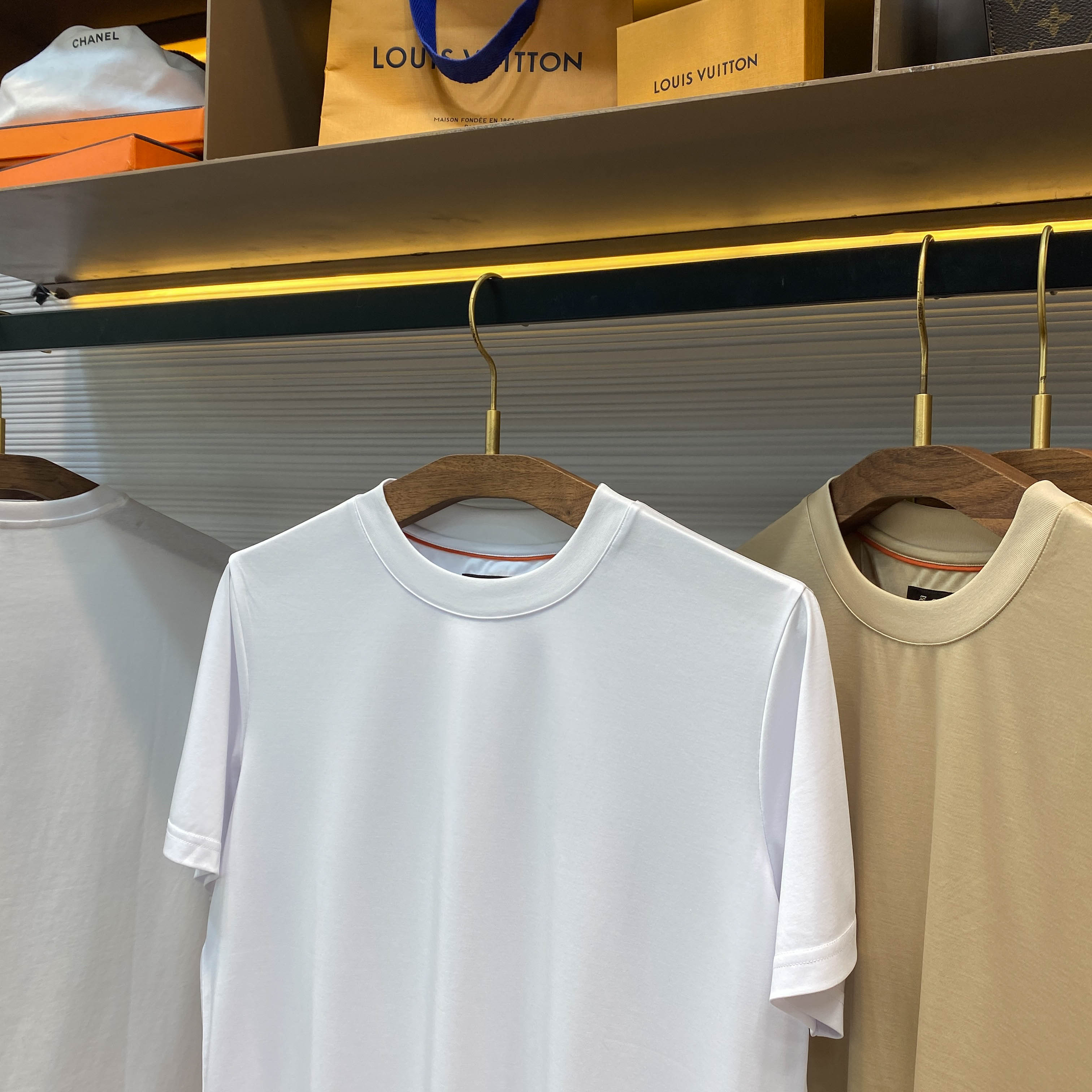    。LSS春夏新款顶级优质丝光棉布圆领短Tee，独家专供男士后领标识刺绣休闲纯色短袖T恤衫！贸易公司